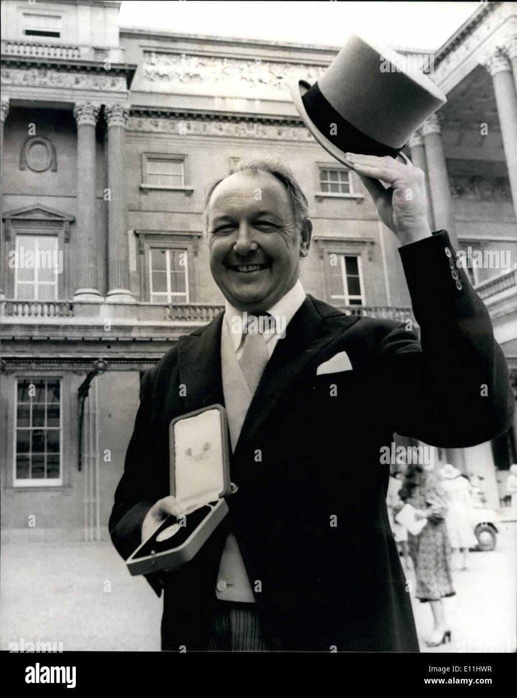 Jul. 07, 1978 - Sir Freddie Laker Receives his Knighthood.: Sir Freddie Laker of Skytrain fame went to Buckingham Palace this morning to receive his Knighthood from the Queen. Photo shows Sir Freddie doff's his topper after receiving his Knighthood from the Queen at Buckingham Palace this morning. Stock Photo
