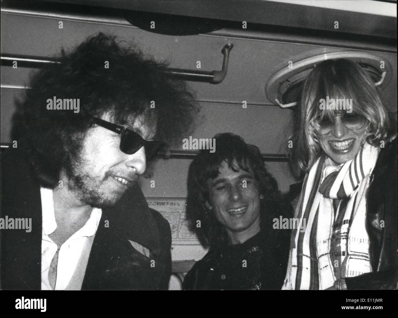 May 05, 1978 - Just off the plane at Tokyo's haneda airport Bob Dylan ...