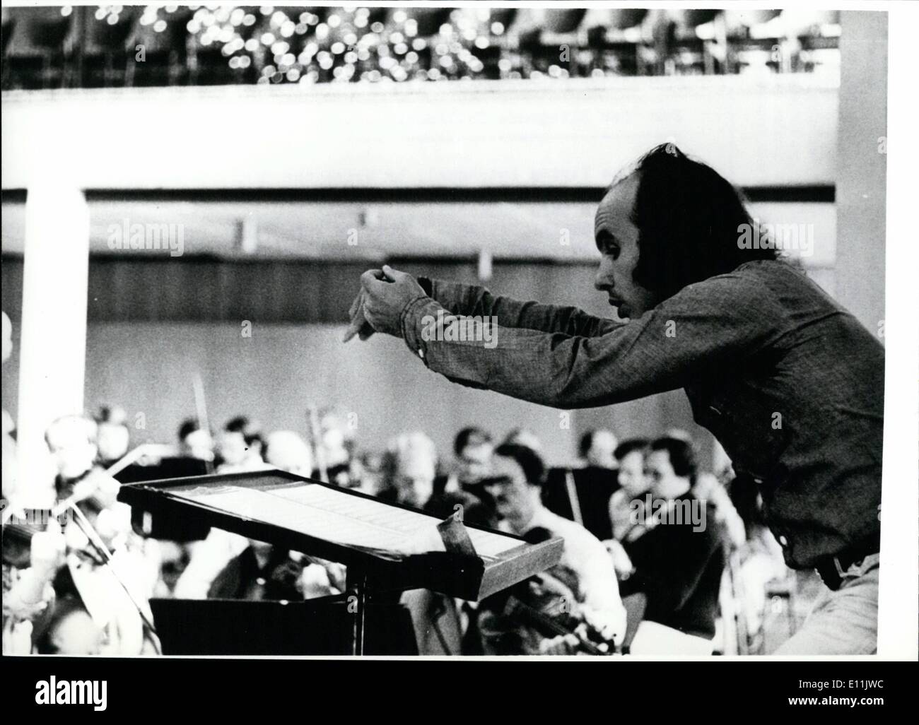 Aug. 08, 1978 - Richard-Wagner-Festival in Bayreuth/FRG For ''Der Fliegende Hollander''... ...(The Flying Dutchman), by which the Richard-Wagner-Festival 1978 will be opened in Bayreuth on July 25th took place this rehearsal (picture). Dennis Russell Davies, right) is - for the first time in Bayreuth - the conductor of ''The Flying Dutchman''.American born Davies is leader of the Saint Paul Chamber Orchestra of St. Paul/USA, which became international significance and success by him; besides of this he is working also in Stuttgart/West Germany - and now in Bayreuth! Stock Photo