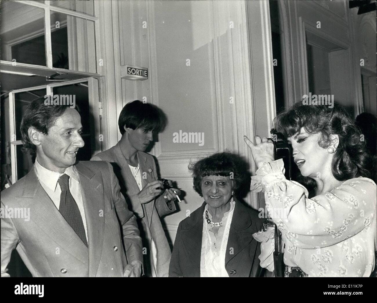 Sep. 09, 1978 - Quand Gina Photographie La Mode... C'est en professionnelle, L' Appareil photo a la main, que Gina Lollobrigida Stock Photo