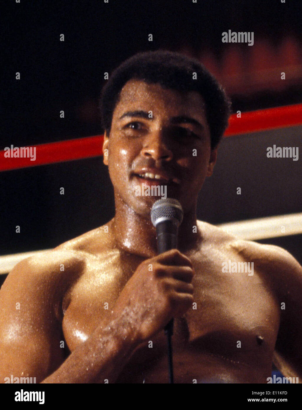 Boxer Muhammad Ali speaks before fight Stock Photo Alamy
