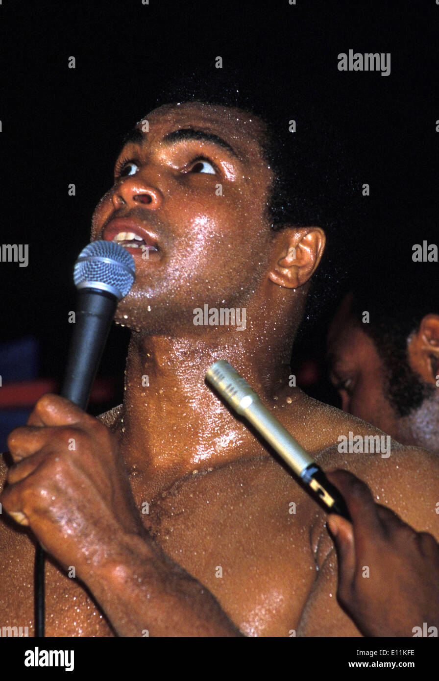 Boxer Muhammad Ali speaks before fight Stock Photo Alamy