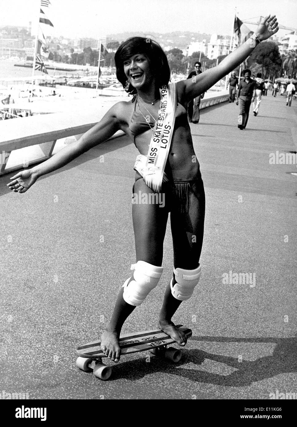 Sep 22, 1978; Cannes, France; Miss Skateboard 1978 JOLIE KATTY GREFFE seen deminstrating her skateboarding skills on the boardwalk of Cannes, France.. (Credit Image: KEYSTONE Pictures USA/ZUMAPRESS.com) Stock Photo