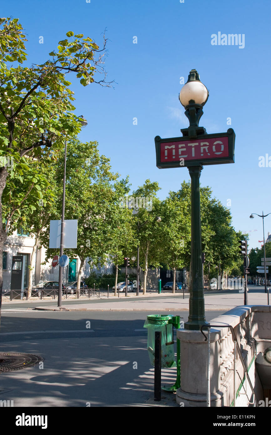 Metro-Schild in Paris, Frankreich - Metro Sign in Paris, France Stock Photo