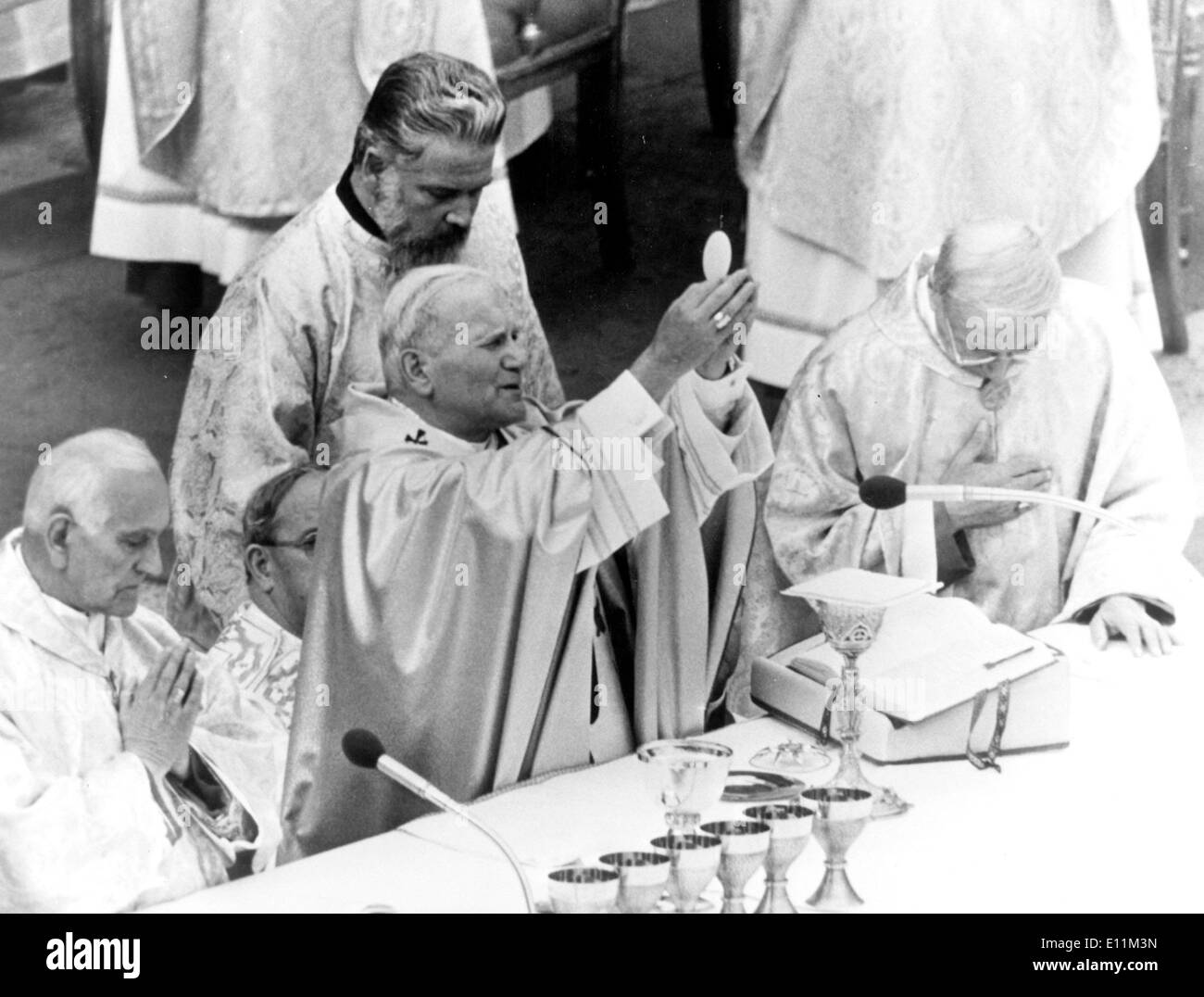 5216140 (900326) Papst JOHANNES PAUL II. haelt bei seiner Inthronisation eine Hostie in die Hoehe. Vatikanstadt , 23.10.1978. Stock Photo