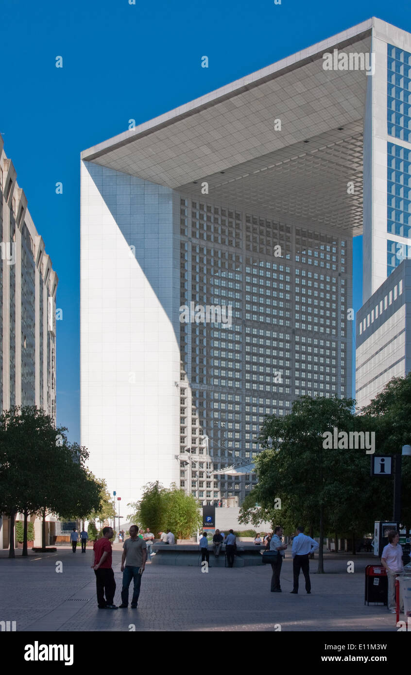 La Grande Arche im La Defense, Paris, Frankreich - Le Grande Arche in La Defense, Paris, France Stock Photo