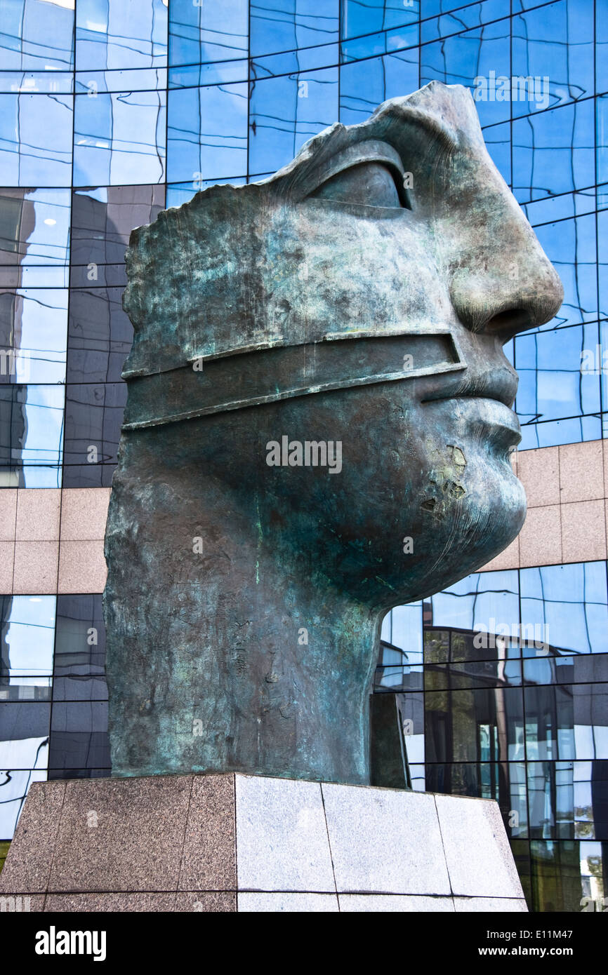 Skulptur vor einem Hochhaus in La Defense, Paris, Frankreich - Skyscrapers in La Defense, Paris, France Stock Photo