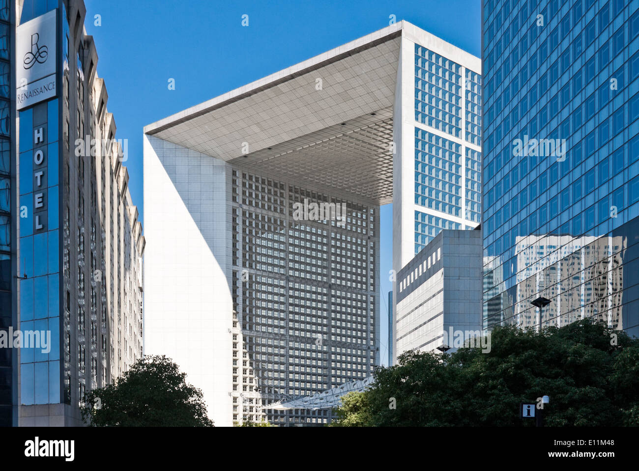 La Grande Arche im La Defense, Paris, Frankreich - Le Grande Arche in La Defense, Paris, France Stock Photo