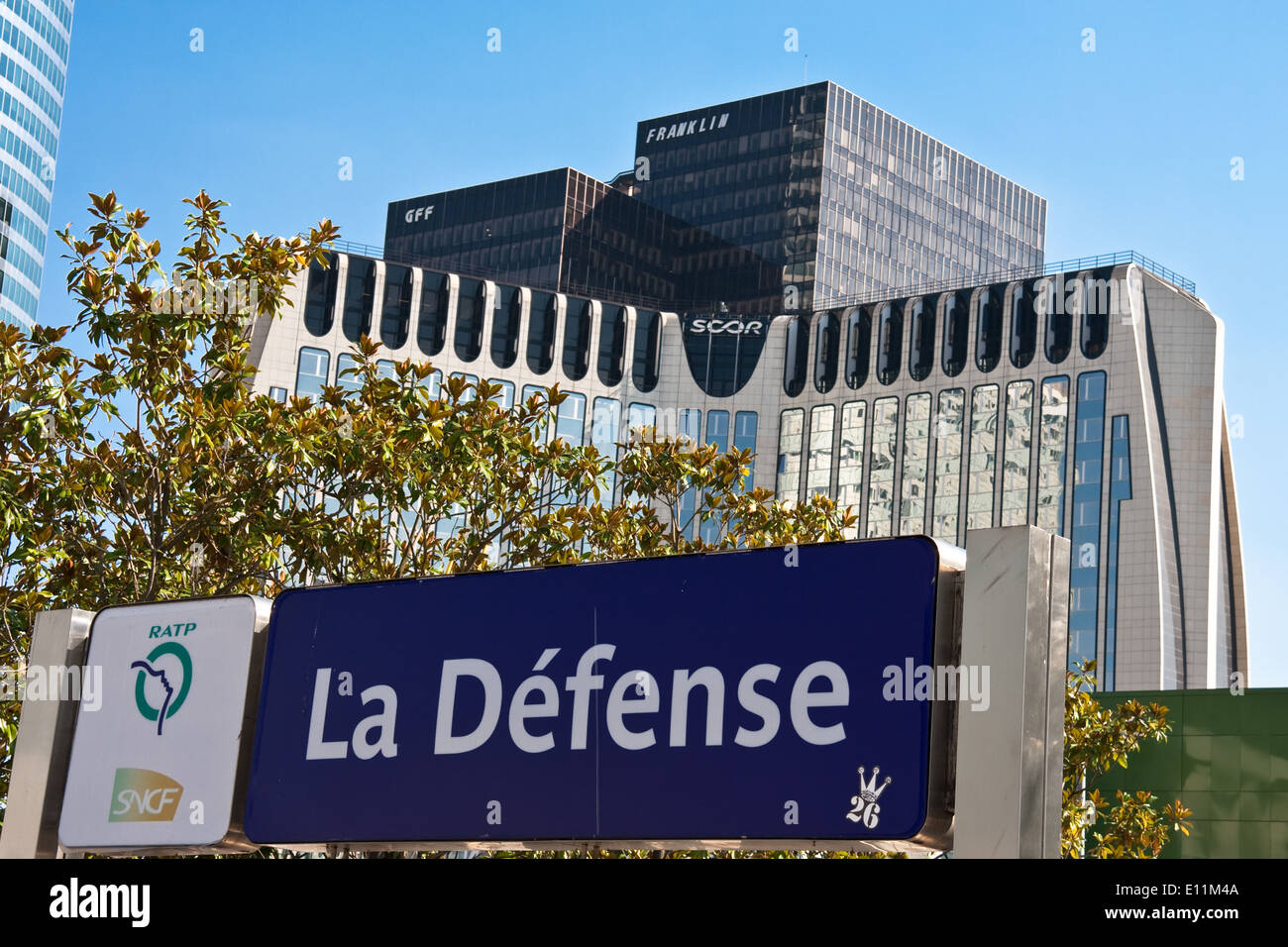 Hinweisschild in La Defense, Paris, Frankreich - Skyscrapers in La Defense, Paris, France Stock Photo