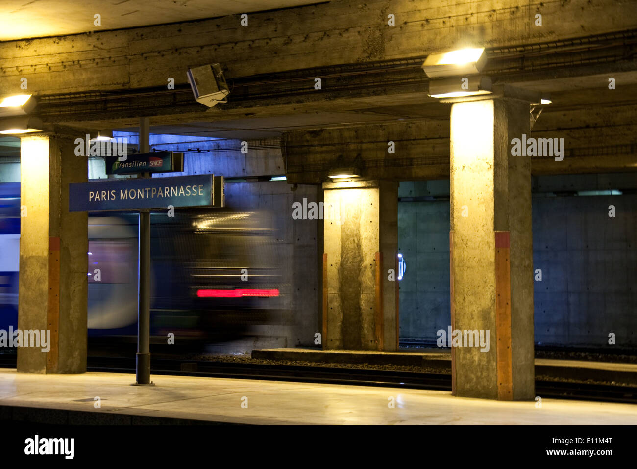 Eisenbahn im Bahnhof Montparnasse, Paris, Frankreich - Train in Montparnasse Station, Paris, France Stock Photo