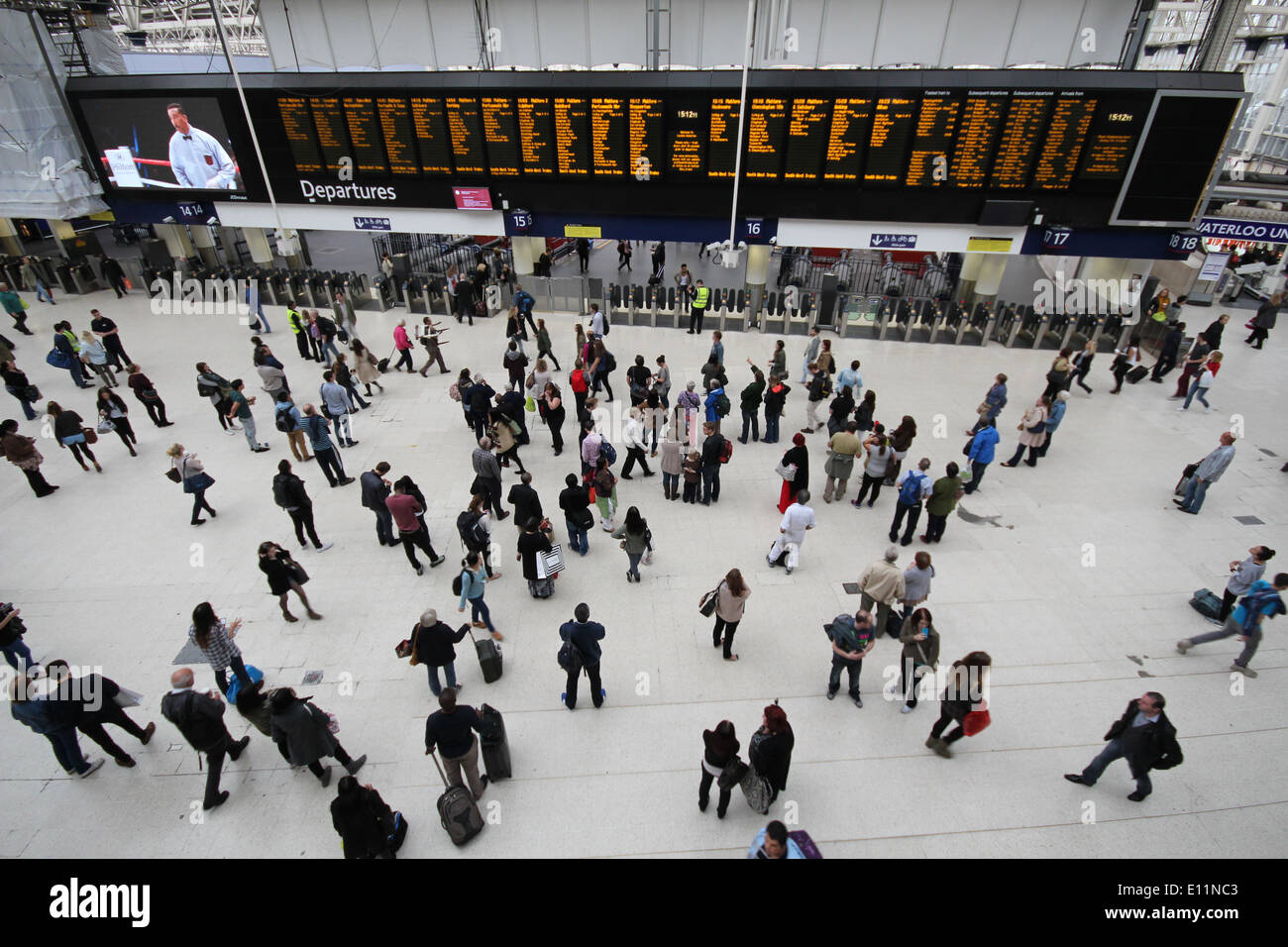 Commuters and travelers waiting at Waterloo Railway Station Stock Photo