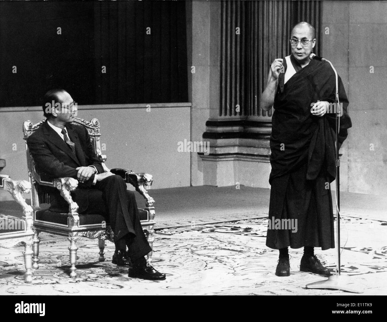 Tibetan spiritual Religious leader 14th DALAI LAMA in a meeting with French politician JACQUES CHIRAC Stock Photo