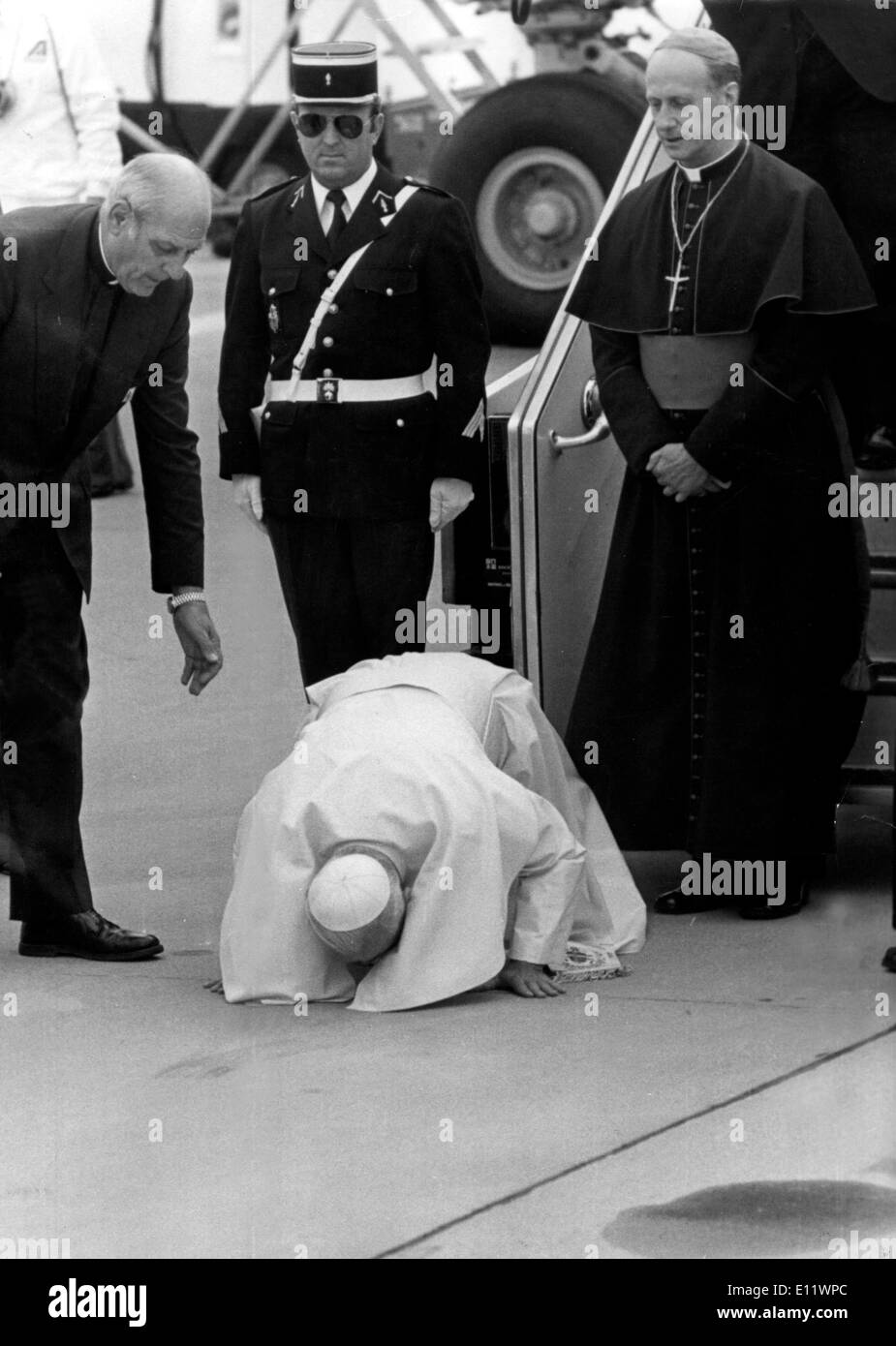 1002660 (900326) Papst JOHANNES PAUL II. kuesst bei seiner Ankunft auf dem Flughafen Orly in Paris den Boden. Frankreichbesuch Stock Photo