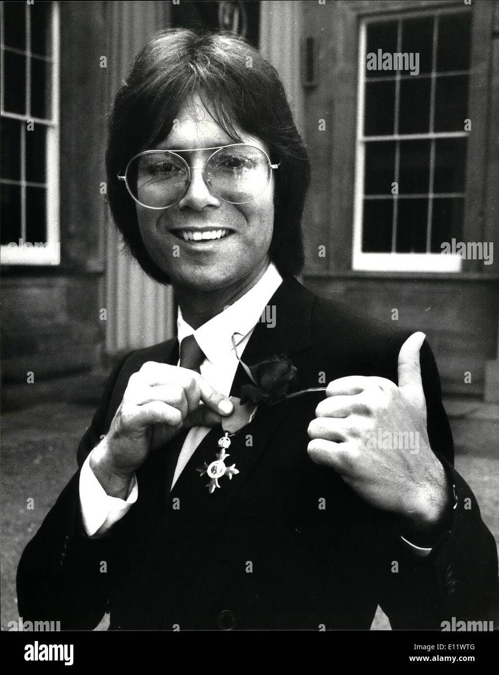Jun. 06, 1980 - Cliff Richard Collects His Obe: Today pop singer Cliff Richard went to Buckingham Palace for the Investiture and received his OBE from Te Queen. Picture shows: Cliff Richard shows off his Obe as he left Buckingham Palace today. Stock Photo