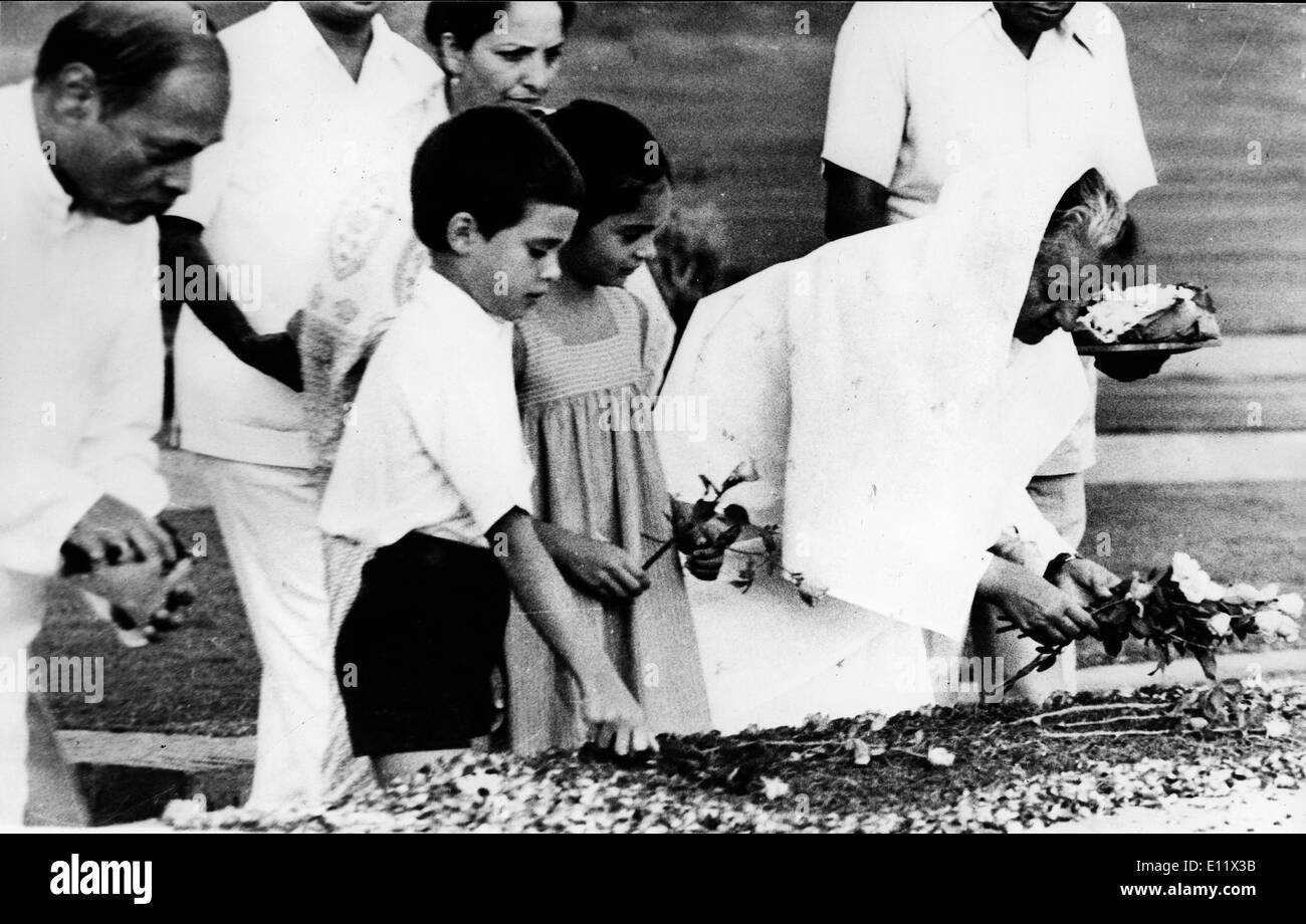 Prime Minister INDIRA GANDHI and grandchildren plants flowers at grave of her father, late PM Nehru. Stock Photo