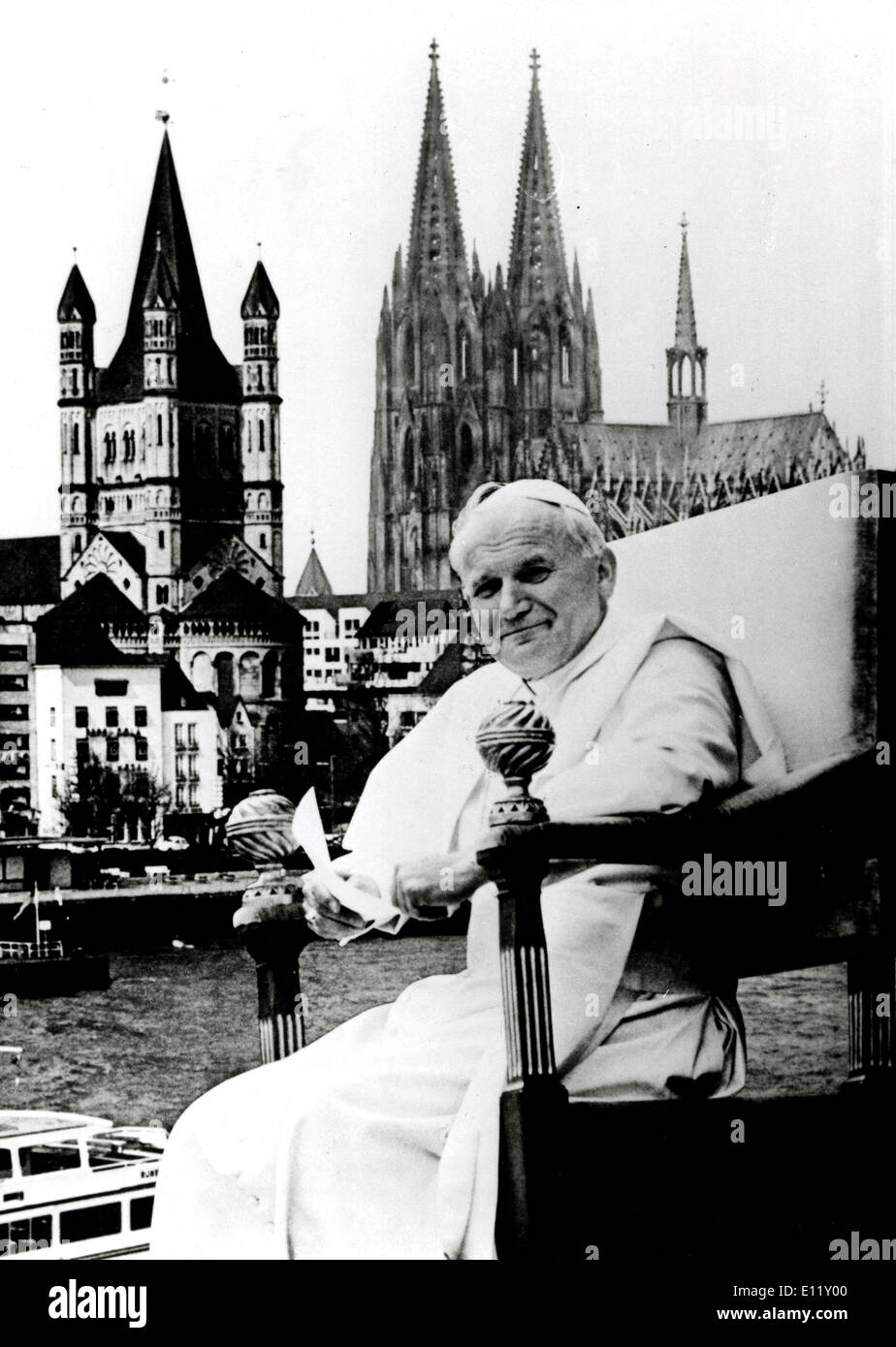 Nov. 15, 1980 - Cologne, Germany - POPE JOHN PAUL II in front the the famous Thine scene of Cologne, West Germany Stock Photo