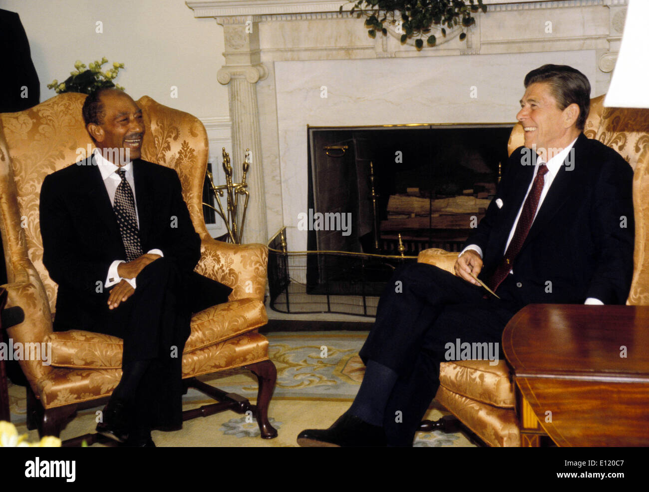 Aug 06, 1981; Washington, DC, USA; United States Republican President RONALD REAGAN meets with President of Egypt ANWAR EL-SADAT in the Oval Office during el-Sadat's state visit to the US.. (Credit Image: KEYSTONE Pictures USA/ZUMAPRESS.com) Stock Photo