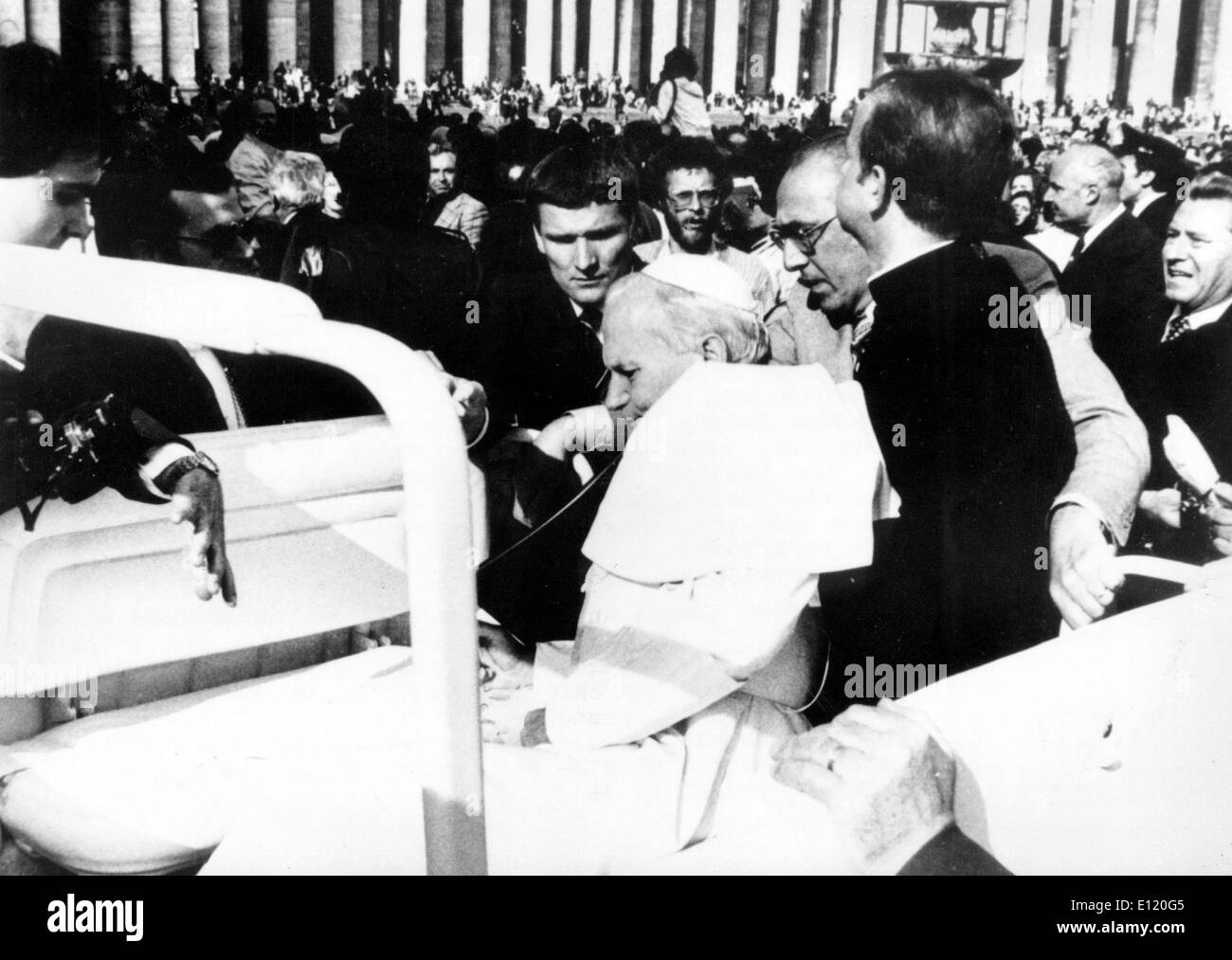 May 13, 1981 - Pope JOHN PAUL II right after the assassination attempt St. Peter's Square an open jeep Stock Photo - Alamy