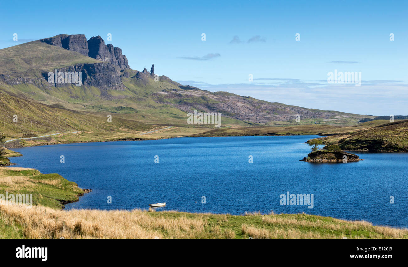 THE STORR AND OLD MAN OF STORR WITH LOCH LEATHAN IN THE FOREGROUND ISLE OF SKYE SCOTLAND Stock Photo