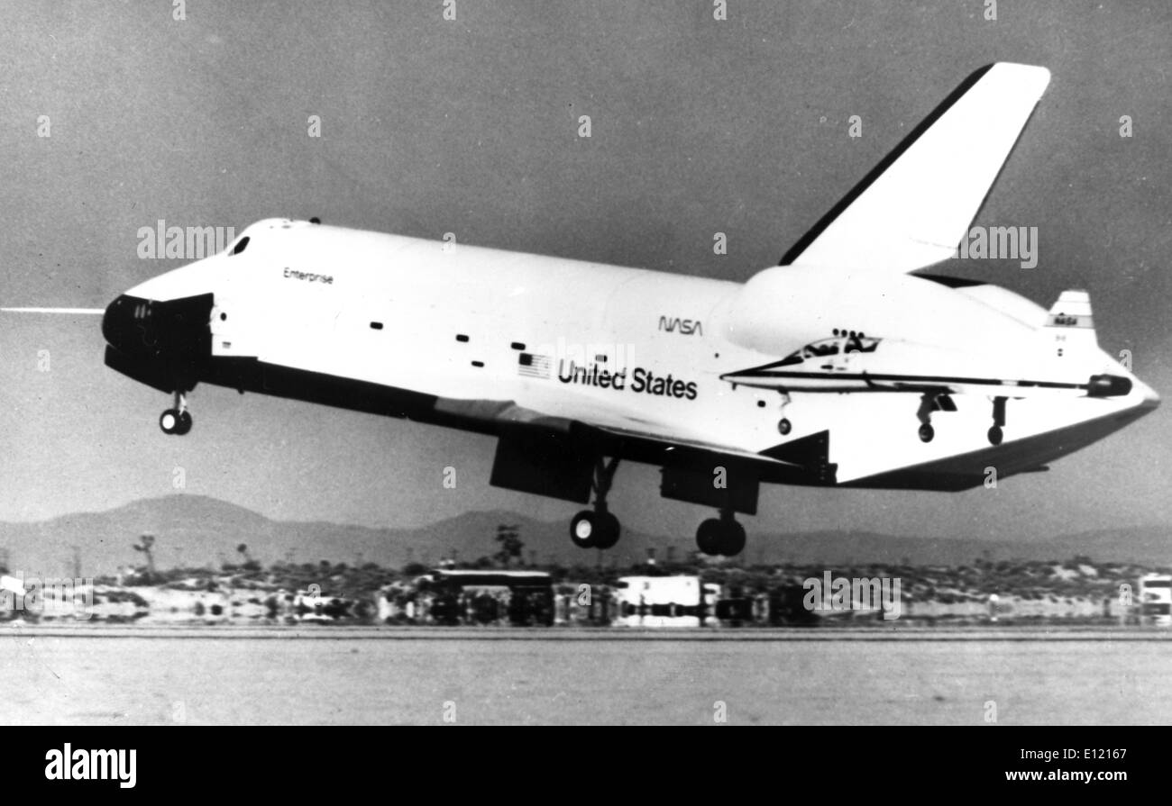 Space Shuttle Orbiter Enterprise nears its landing point on Rogers Dry Lake in the Mojave Desert, California. Stock Photo