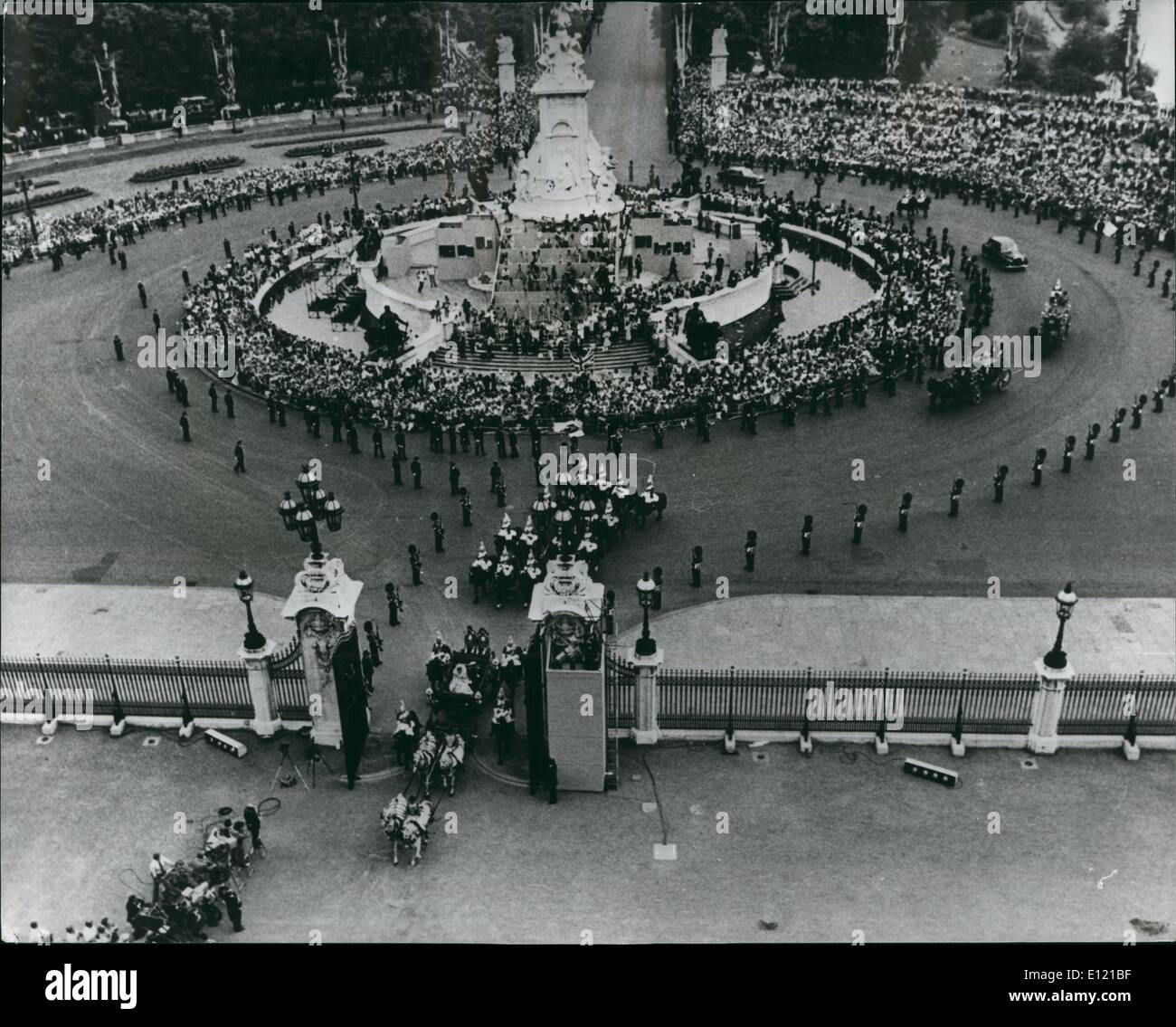 Jul. 07, 1981 - The Royal Wedding: A general view taken from the Buckingham Palace roof showing the Prince and Princess of Wales driving into the Palace Forecourt after the drive from St. Paul's Cathedral. Stock Photo