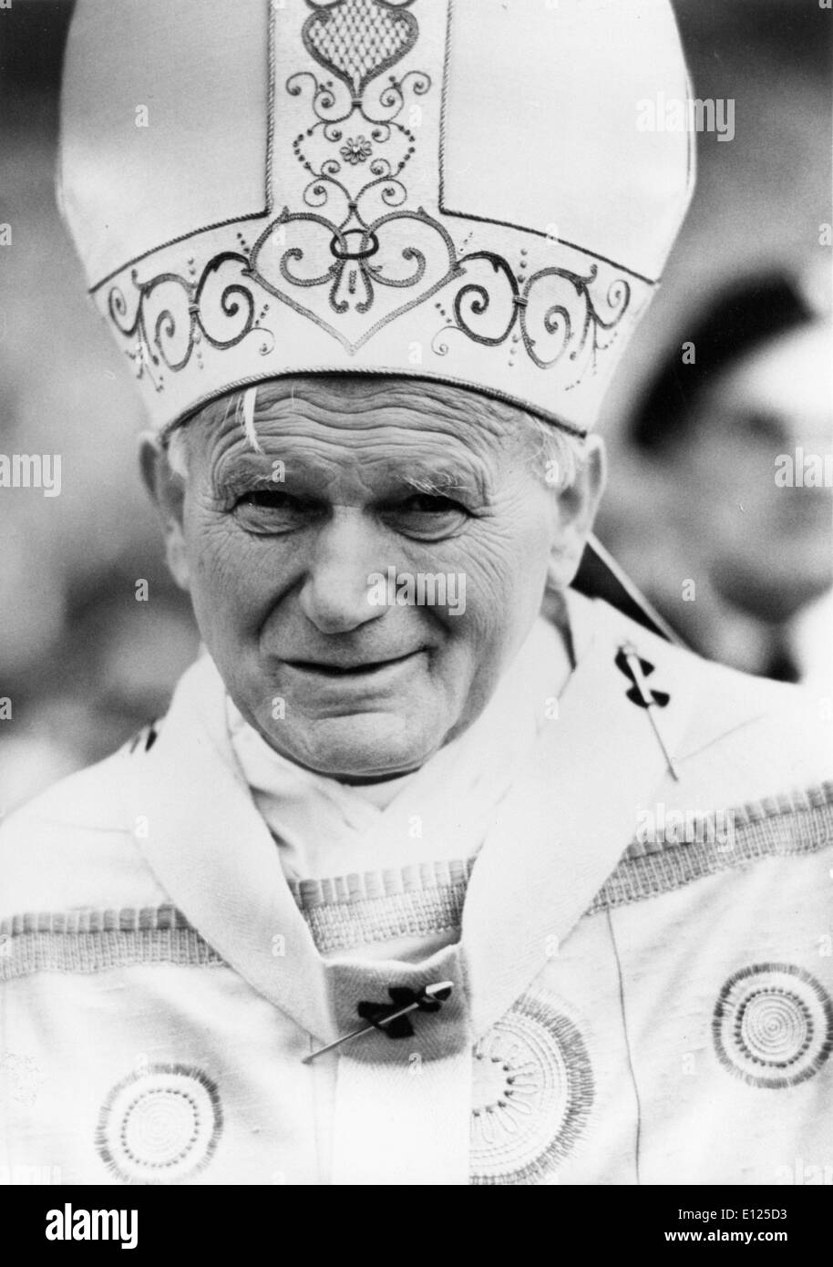 Papst Johannes Paul II aka Karol Wojtyla, arriving at Orly airport, Paris. Stock Photo