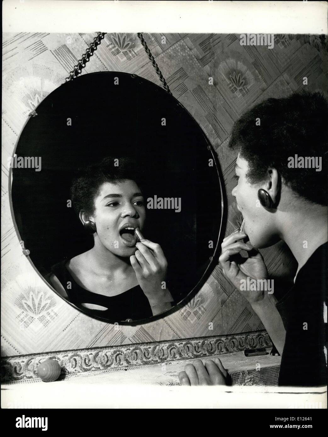 May 05, 1989 - Shirley Bassey becomes a star: Shirley makes up using the mirror in the living room of the family home in Cardiff's Tiger Bay.The girl from Cardiff ''Tiger Bay'' for Las Vegas and Hollywood Shirley Bassey on the skyway to success in the States: Britain's recently risen coloured 18-year- old blues singer from the slum dock area of Cardiff (Wales) is soon to star in Las Vegas. She leaves for America in mid-January and after starring in las Vegas will go on for film tests in Hollywood Stock Photo