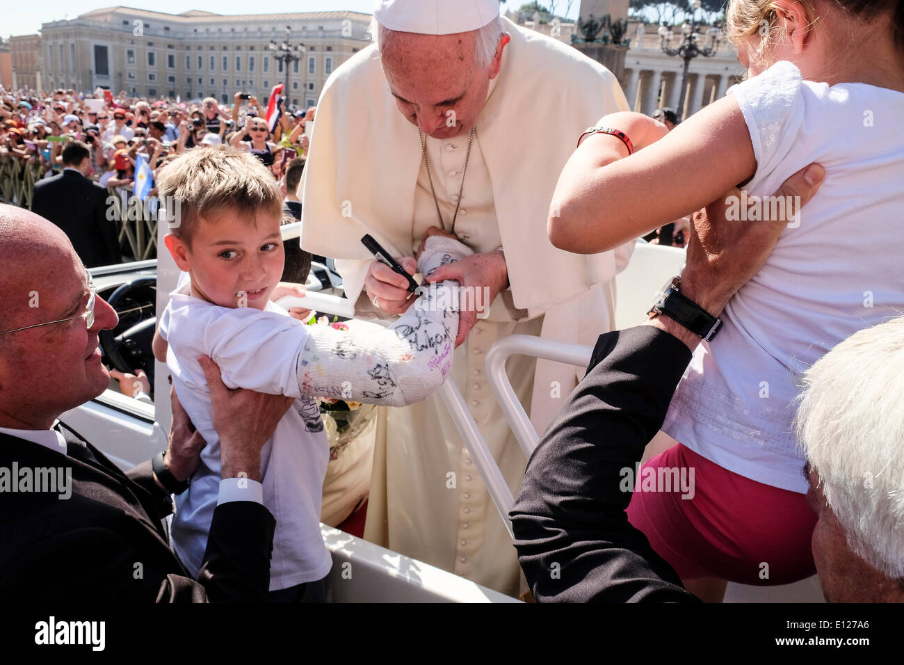 Vatican City. 21st May, 2014. Pope Francis signs the plaster cast of a kid  - General Audience 21 May 2014 Credit: Realy Easy Star/Alamy Live News  Stock Photo - Alamy