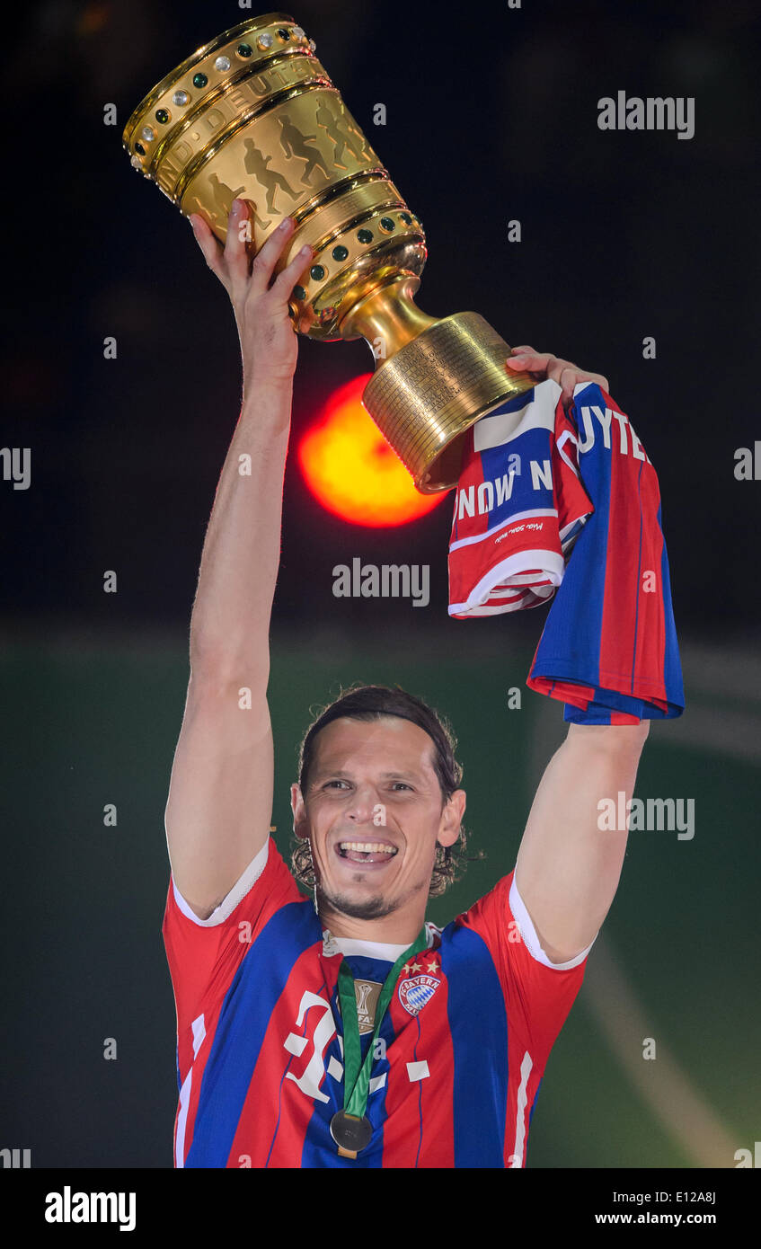 Berlin, Germany. 17th May, 2014. Munich's Daniel van Buyten holds up the trophy after the DFB Cup final between Borussia Dortmund and FC Bayern Munich at the Olympic Stadium in Berlin, Germany, 17 May 2014. Photo: Thomas Eisenhuth/dpa/Alamy Live News Stock Photo
