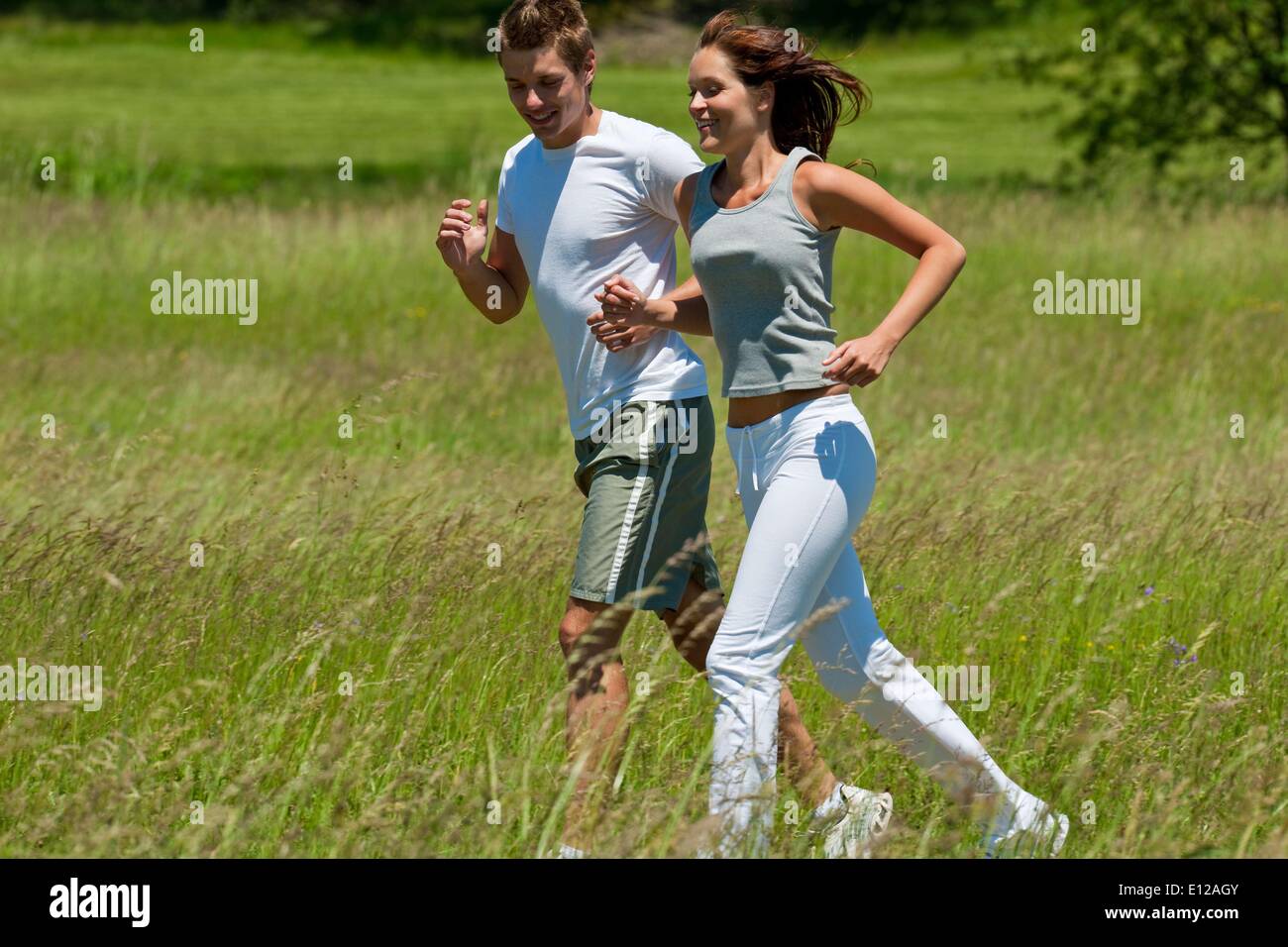 Kak должна вести себя жена, чтобы муж не бегал из дому. жена бежит из дома. жена бежит из дома. жена бежит из дома. подросток сбегает из дома.