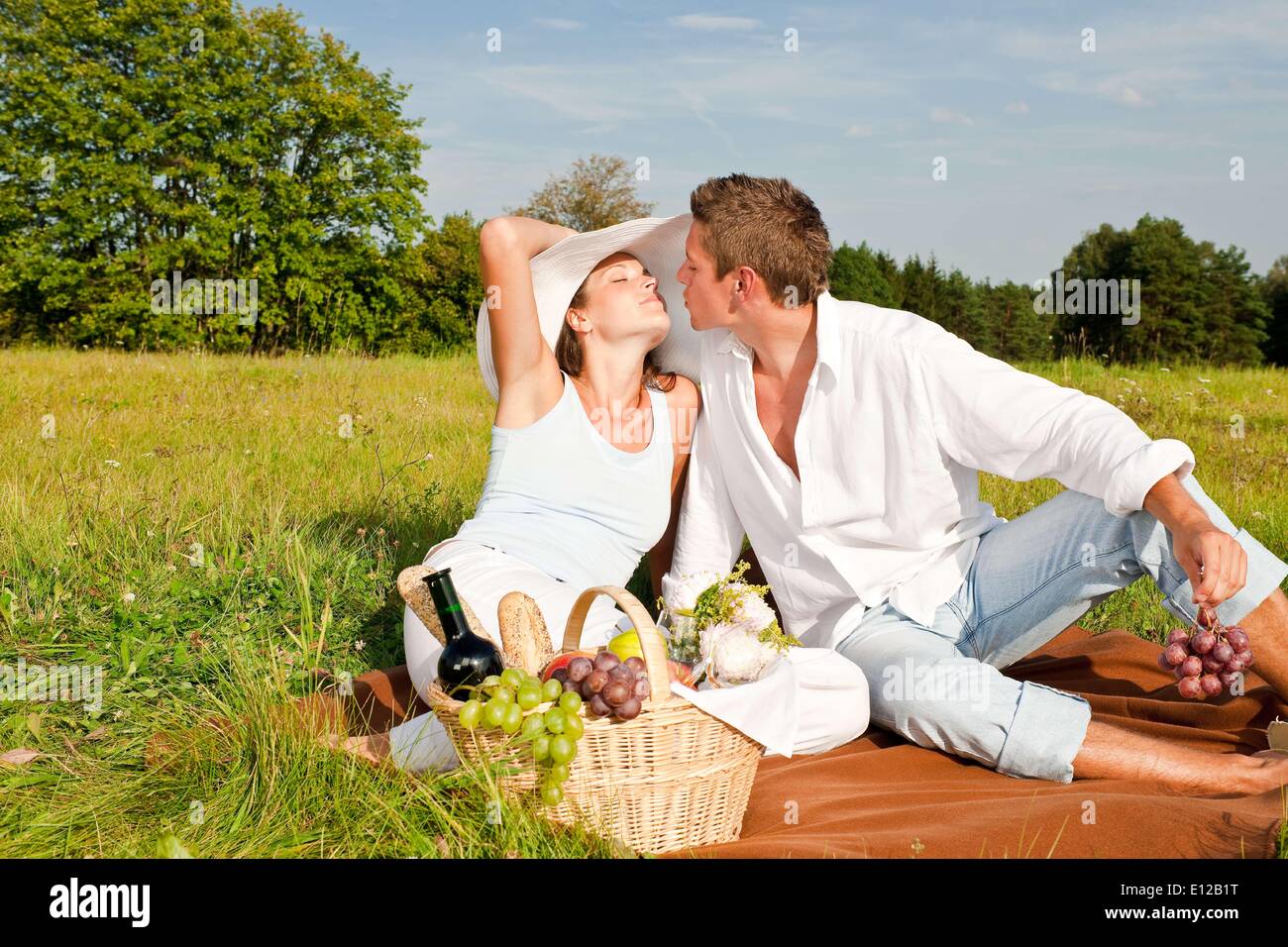 две пары на даче. пара на даче. романтичный пикник на природе. две пары на даче. фотосессия пары.