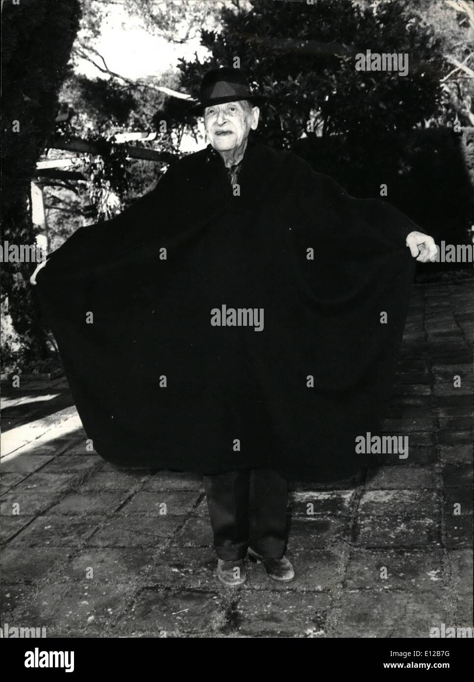 Dec. 09, 2011 - Somerset Maugham celebrates his 91st birthday: Somerset Maugham celebrated his 9ist birthday in his villa at Saint-Jean Ferrat (French Riviera) yesterday. Photo Shows Somerset Maugham wearing a black cape. Stock Photo