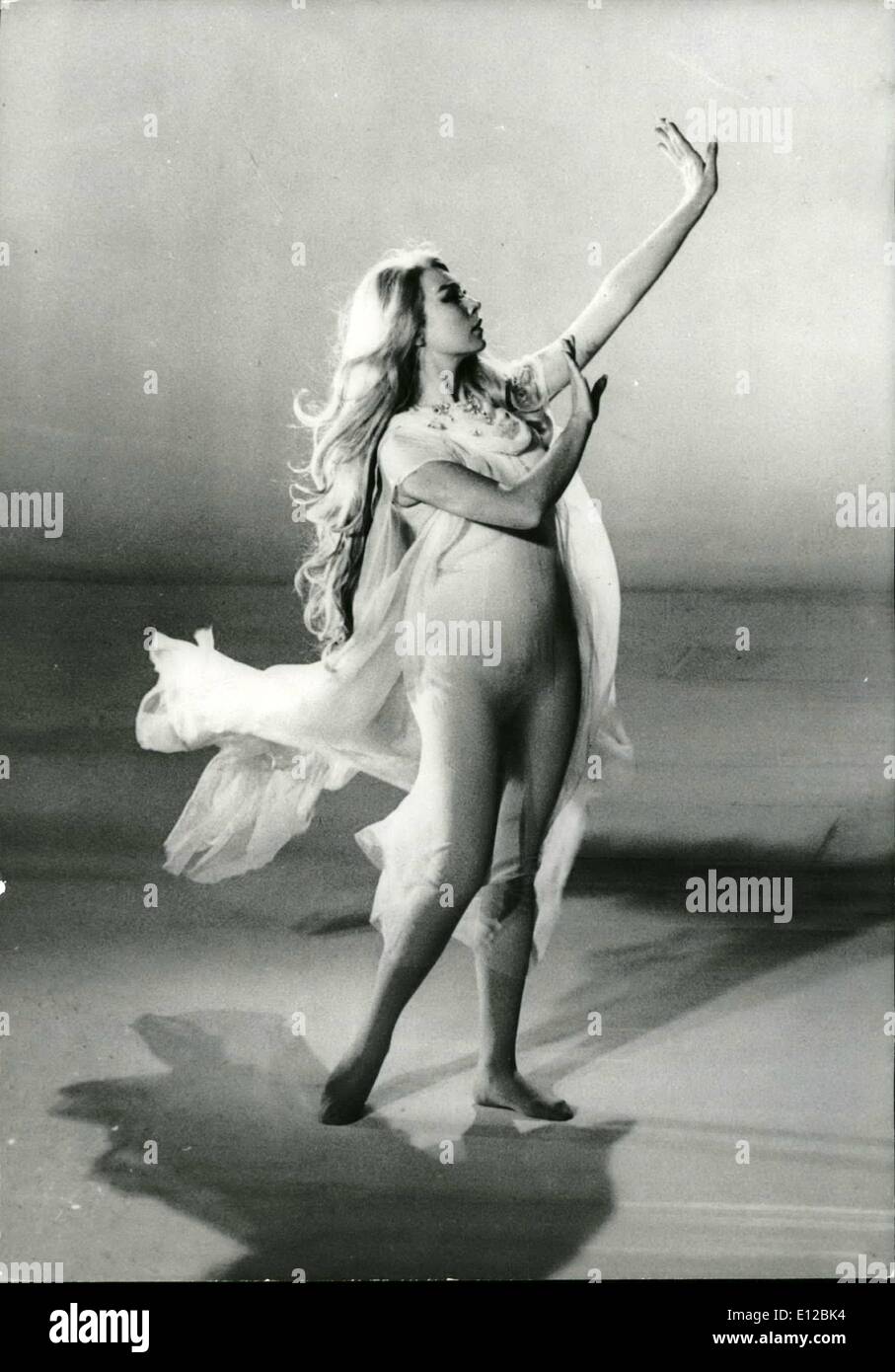 Dec. 09, 2011 - Shirley MacLaine as Salone in film Woman Times Seven Stock Photo