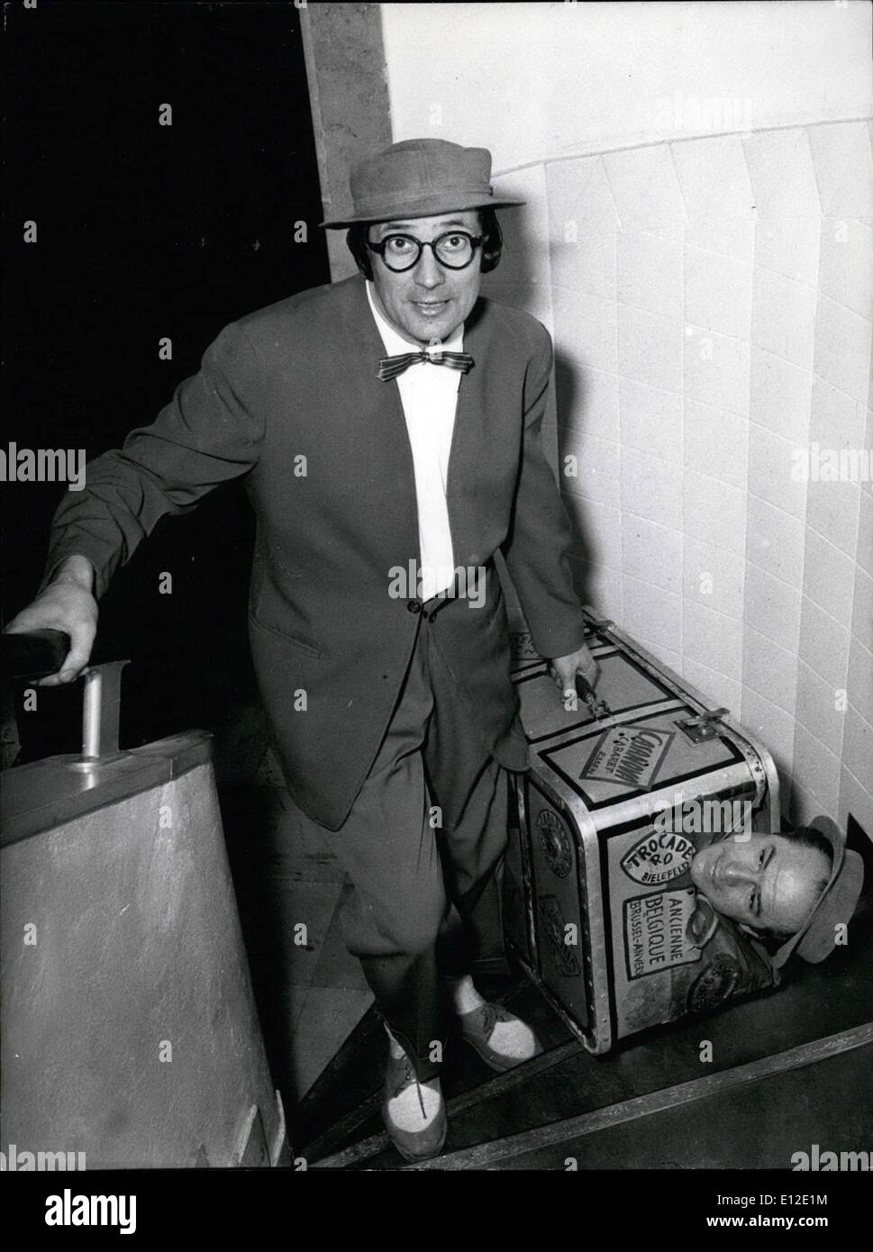 Dec. 15, 2011 - Traveller with seldom luggage. Everybody were looking when Mr. Pepps arrive in Hamburg at the cabaret Haus Vaterland in his suitcase he carried his brother, one of the tricks the Pepps Brothers are showing in their program. Keystone picture of Dec. 8th, 1955 Stock Photo