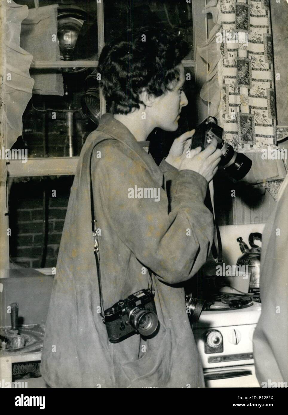 Dec. 21, 2011 - Une Femme Photographe Sur Le Plateau De ''Vu Du Pont'': Cette Femme, C'estg Inge Morath, Photographe Pocession Melle Et De Talent Que L'on Remarque Beaucoup Depuis Quelque Temps, Dans L'Entourage Du Celebre Ecrivain American Arthur Miller, Ex-Mari De Marilyn Monroe. Inge Morath A Suivi Ce Dernier A Paris Ou Il Va Superviser Le Tourange De Film ''Vu Du Pont'' Que Raf Vallone Et Raymond Pellergrin Tournent Actuellment Aux Studio D'Epinay D'Apres Sa Piece. Elle Seule A Ete Autorisee A Prendre Les Photos De Plateau Stock Photo