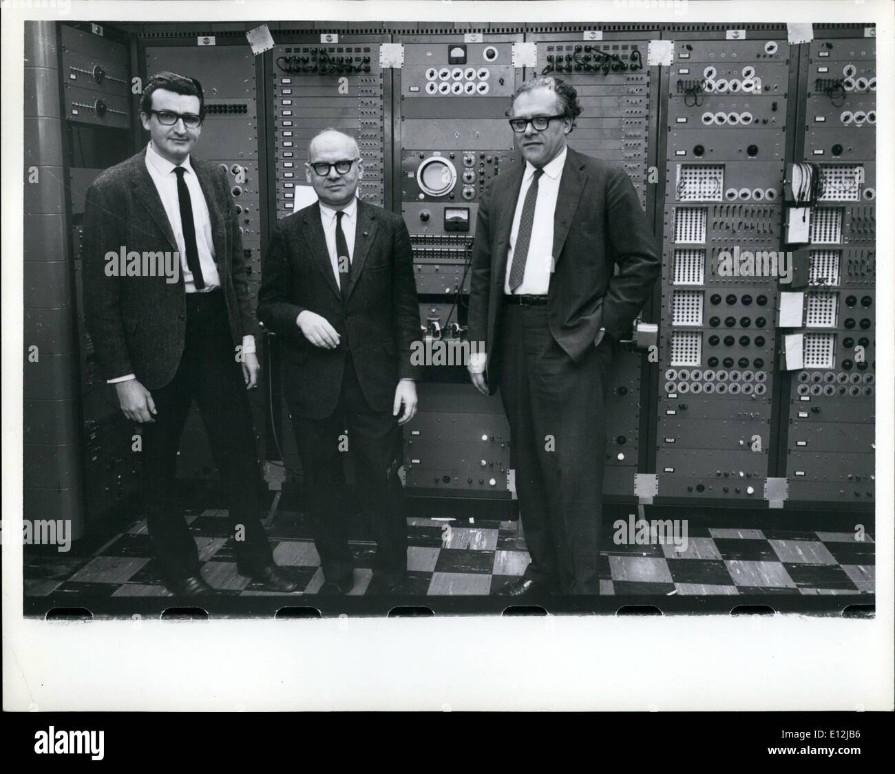 Synthesizer electronic music center hires stock photography and images