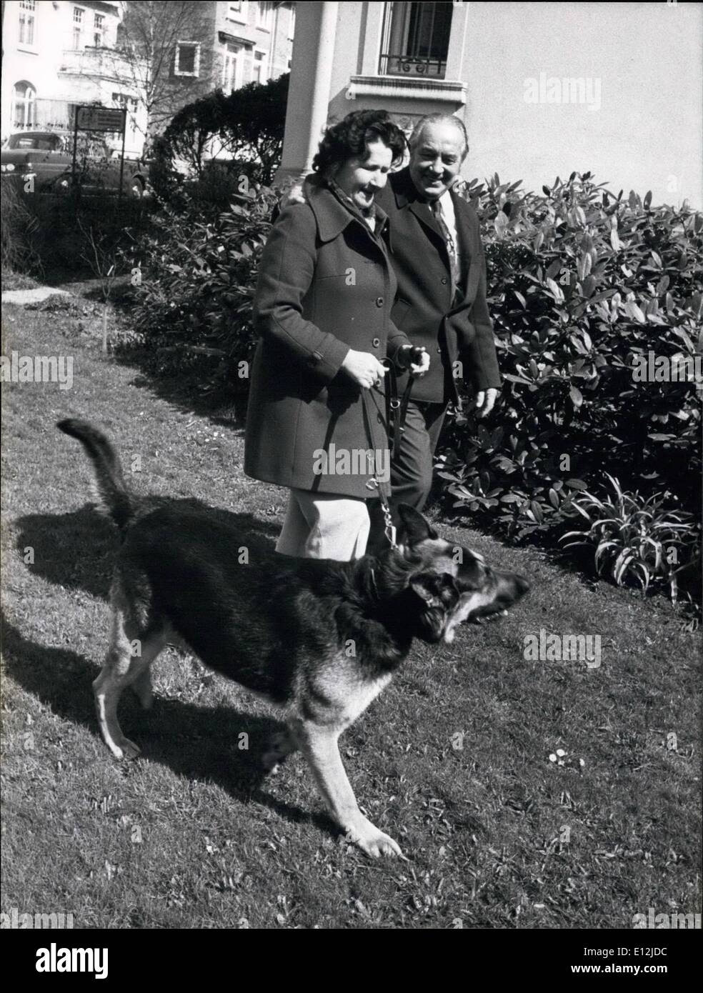 Feb. 24, 2012 - Odo Willscher (65) mit Frau und Hund Hamburg Bergedorf, zu Hause Safari Service, weltweit. Stock Photo