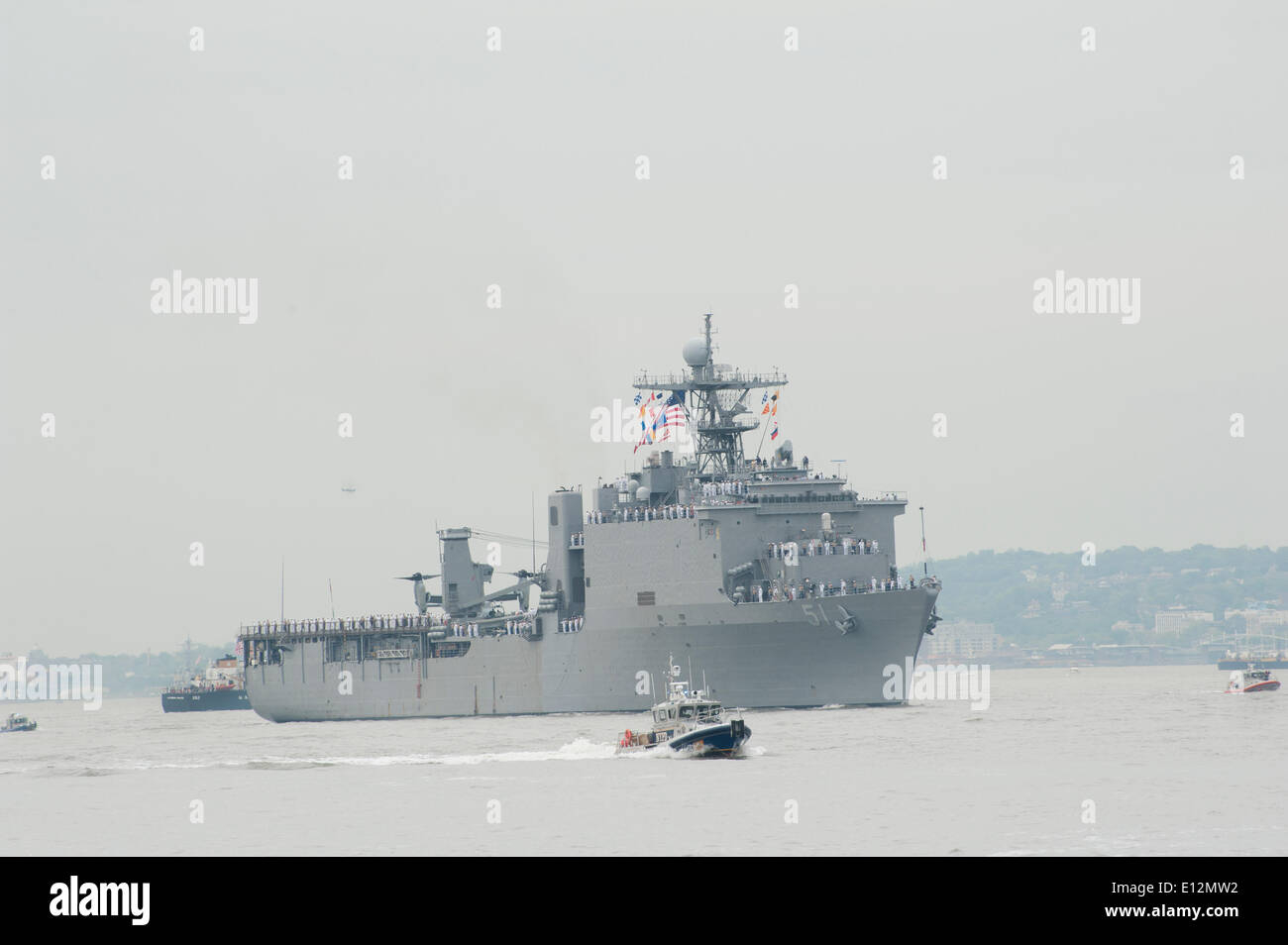 New York, NY — May 21, 2014. The USS Oak Hill (LSD-51), an amphibious ship carrying both U.S. Navy and U.S. Marine personnel, arrived in New York harbor on May 21, 2014 at the start of Fleet Week. The USS Oak Hill was commissioned in June 1996 and has served in the Mediterranean Sea, the Persian Gulf and on the Horn of Africa. Fleet Week brings around 1,500 sailors, marines and U.S. Coast Guardsmen to New York City, with ship tours, aerial demonstrations and parades. (© Terese Loeb Kreuzer 2014) Credit:  Terese Loeb Kreuzer/Alamy Live News Stock Photo