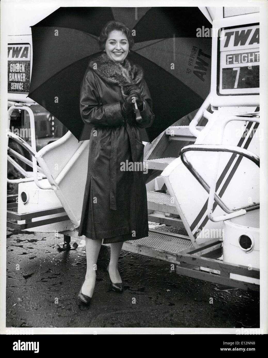 Feb. 24, 2012 - Attractive TV comedy writer Barbara Hammer adds a bit of sunshine to our otherwise Damp weather prior to boarding a TWA super-g flight to chicago. Eventually headed for Los Angeles the Bride-to-be just completed a six month TV ''Season'' in our town. Stock Photo