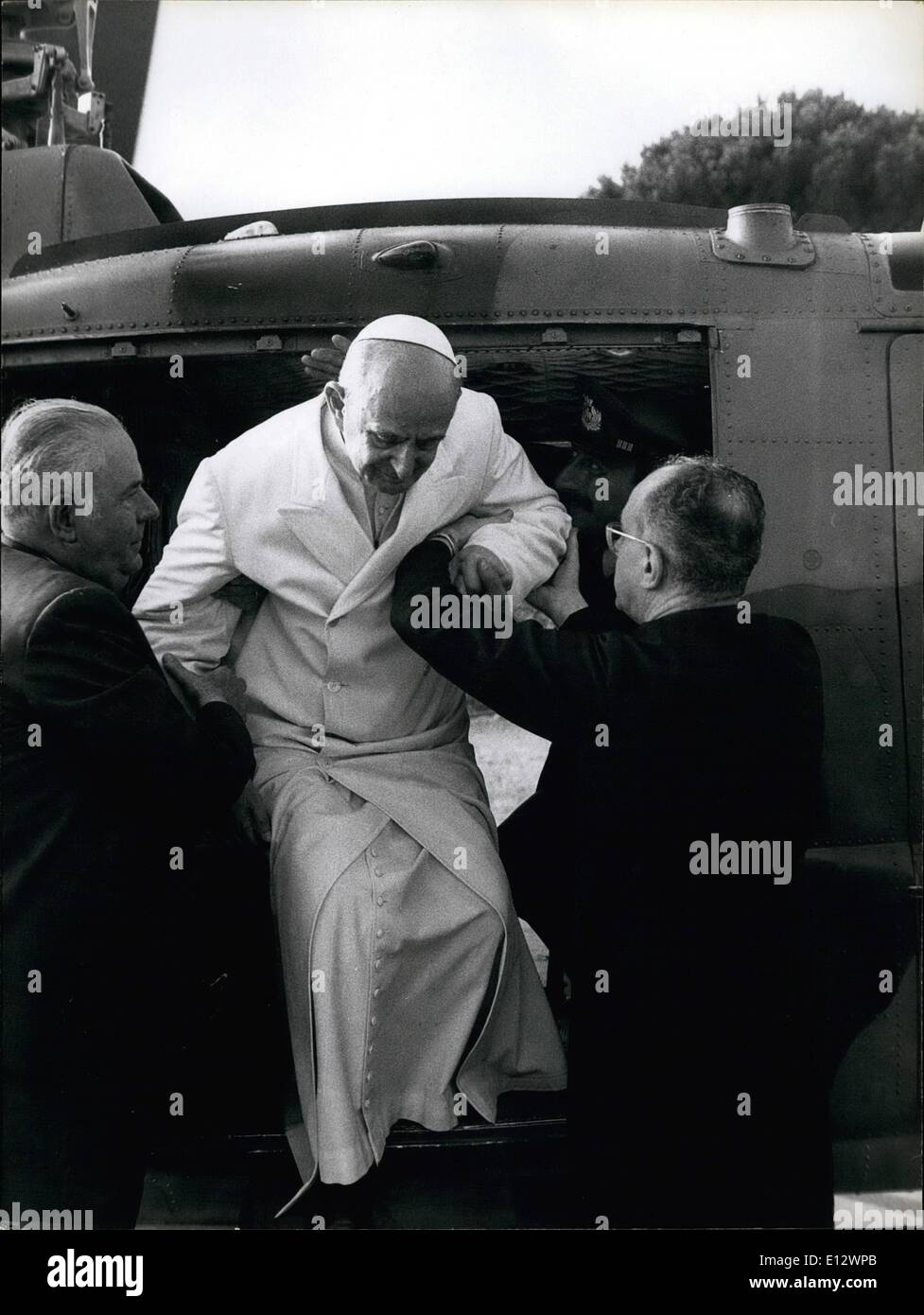 Feb. 26, 2012 - Pope Paul VI is in Castelgandolfo, his summer residence, to pass the holiday till October. Photo shows Pope Paul VI at arrival at Castelgandolfo leaves the helicopter aided by his secretary Don Pasquala Macchi and his doctors Mario Fontana. Stock Photo