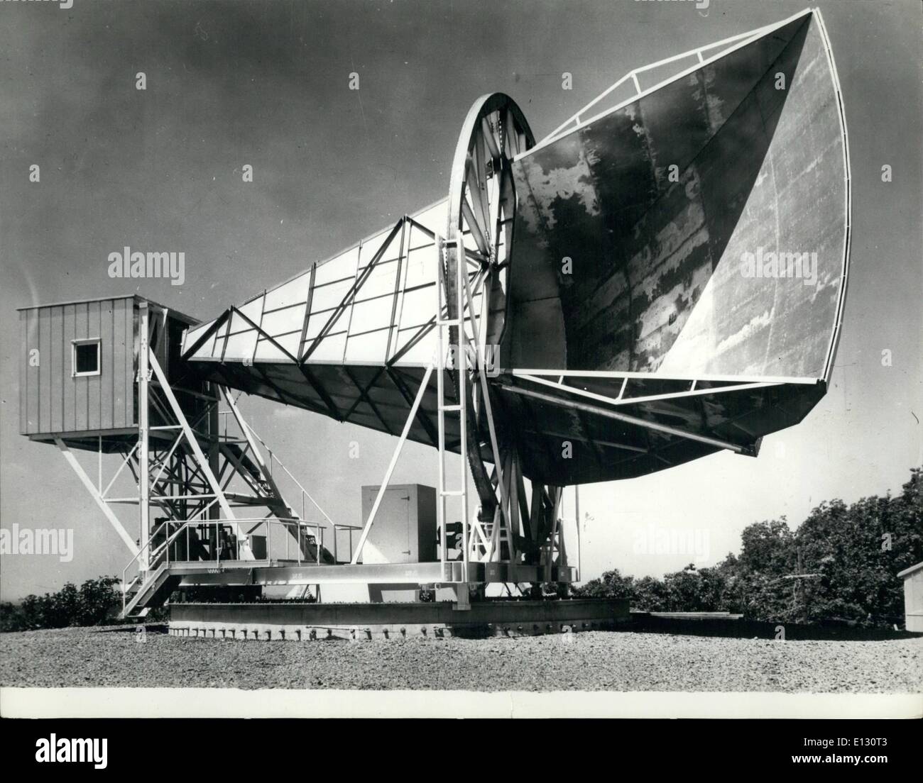 Feb. 26, 2012 - Giant ear trumpet for outer space.: This large ''ear trumpet'' is one of the world's most sensitive sound receivers. Built to capture sounds from outer space the 50-ft-long revolving antenna is located at the U.S. Bell Telephone System's space research laboratory at Holmdel (New Jersey). The box at the end of the trumpet houses a ruby maser amplifier refrigerated to 456 degrees below zero Fahrenheit. The receiver figures prominently in the Echo and Telstar satellite projects Stock Photo