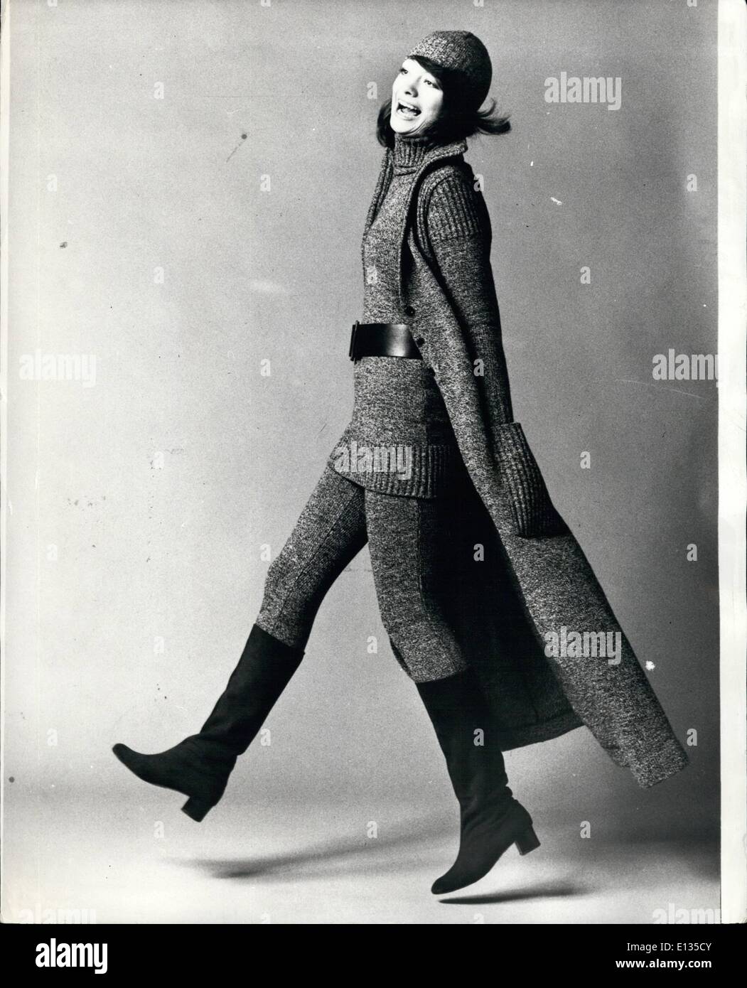 Feb. 26, 2012 - the rough weather.: A warm ensemble in speckled black and white from Paris. The pants which fit like ski-pants are worn with thigh-length polo necked sweater maxi coat and small round pull-on cap. Stock Photo