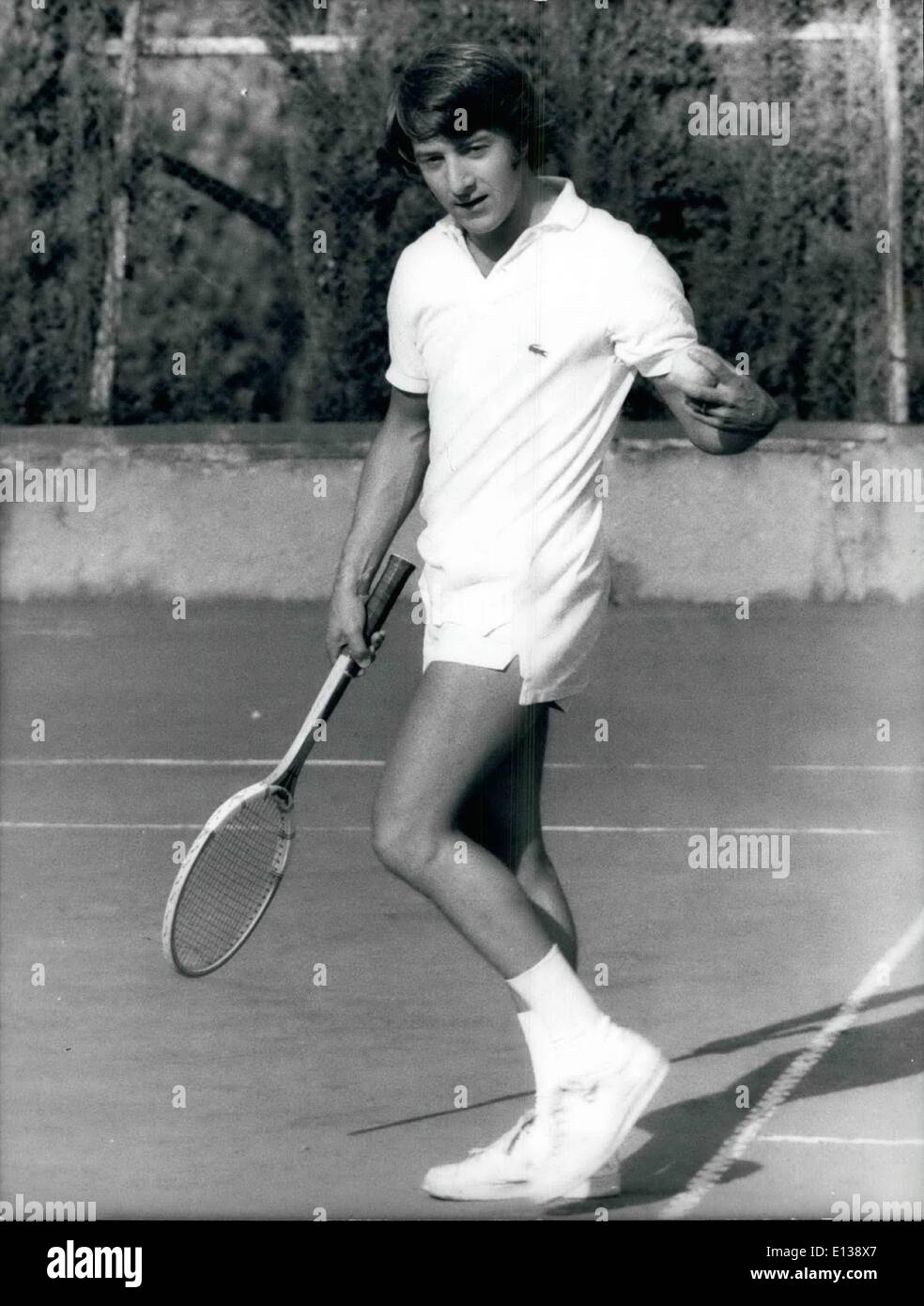 Feb. 29, 2012 - Septembre 1971. Dustin Hofman plays tennis.......... Dustin Hofman the famous actor spends these days in Rome waiting to play a film up to date directed by director Pietro Germi ''Finche Divo Non Ci Divida'' besides with star Carla Gravina e Stafania Sandrelli. Now is loving tennis a little for the passion and also to record the night last during the holidays early. Every morning takes lessons and casyto find him in a well backland and volee. Stock Photo