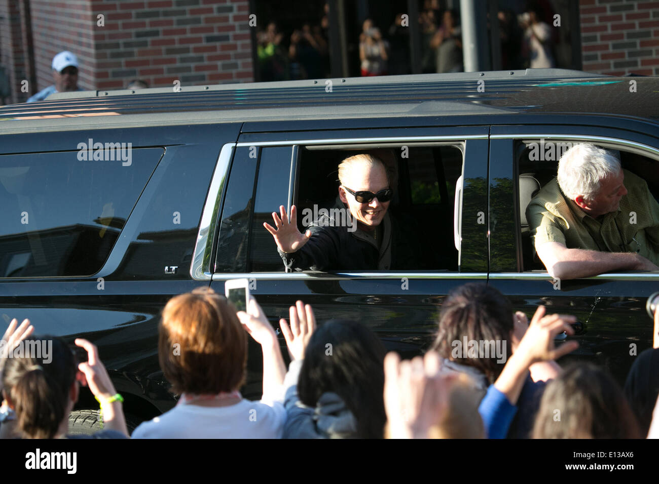 Cambridge, Massachusetts, USA. 21st May, 2014. Actor JOHNNY DEPP waves