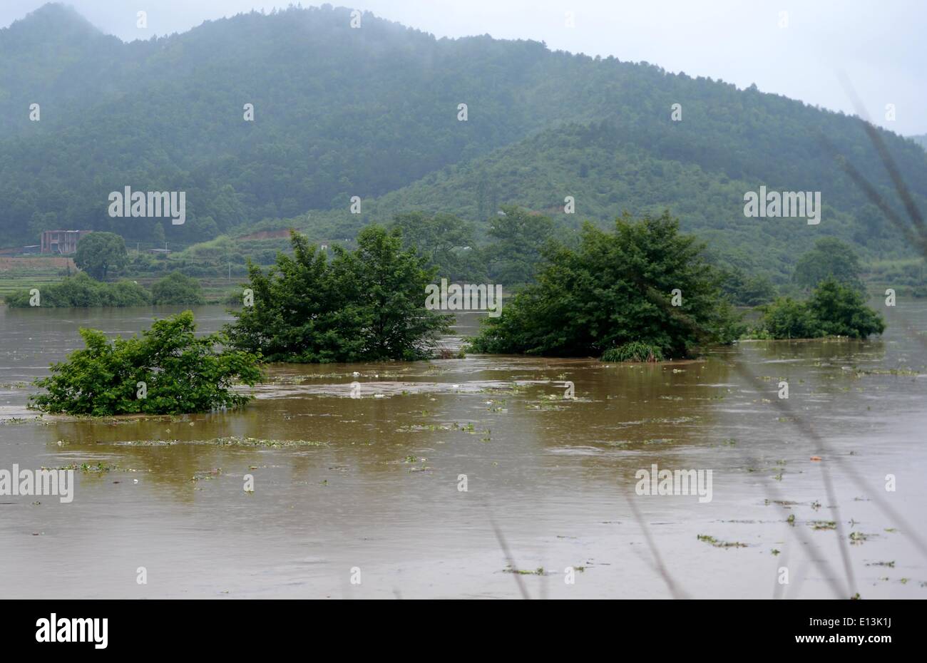 Yongxin, China's Jiangxi Province. 22nd May, 2014. Water level of Heshui River rises in Yongxin County, east China's Jiangxi Province, May 22, 2014. An overnight rainstorm hit the county, flooding many croplands. © Zhou Ke/Xinhua/Alamy Live News Stock Photo