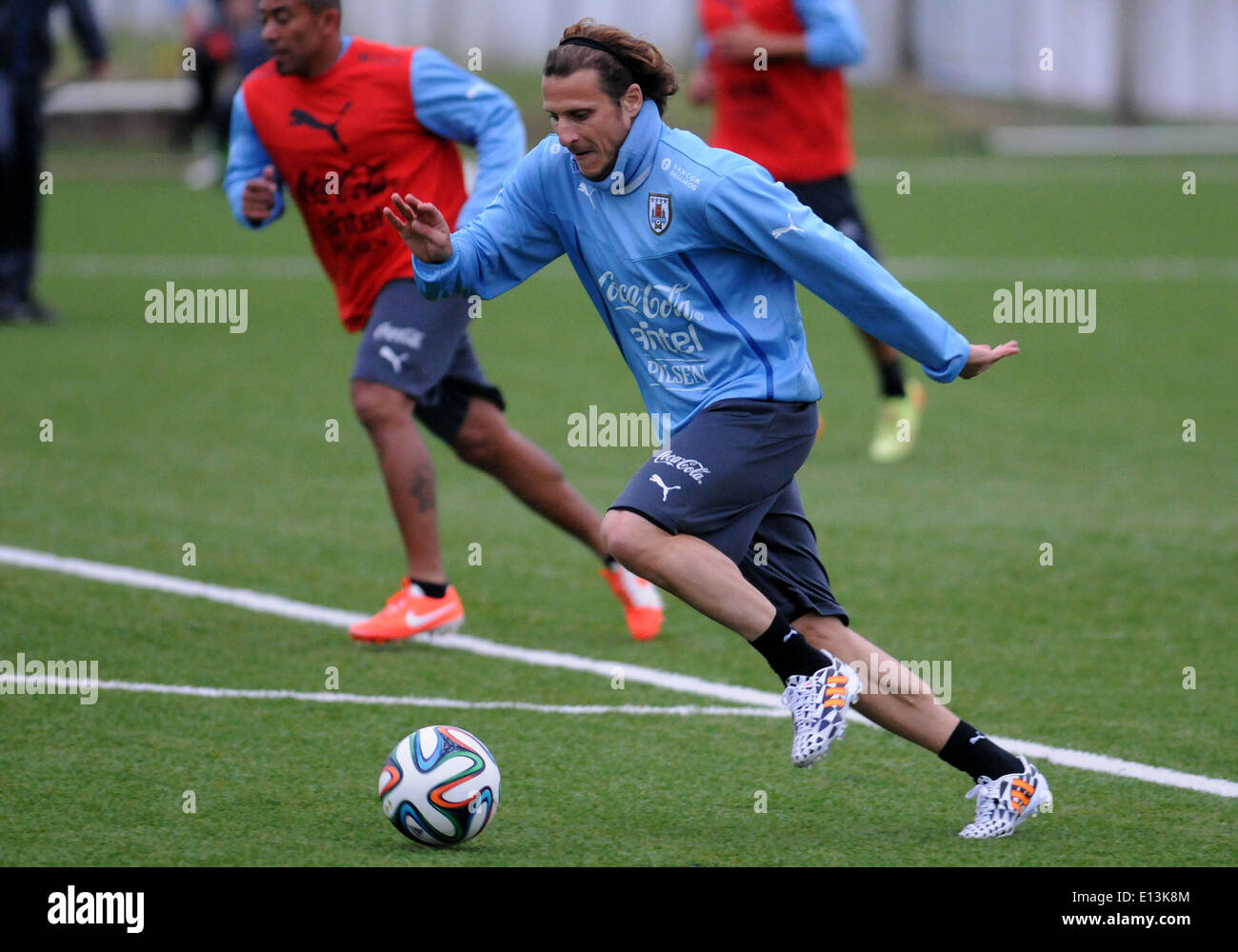 Montevideo, Uruguay. 21st May, 2014. Uruguay's national team player Diego Forlan takes part during a training session before the FIFA World Cup, at Uruguay Celeste complex, in Montevideo, capital of Uruguay, on May 21, 2014. © Nicolas Celaya/Xinhua/Alamy Live News Stock Photo