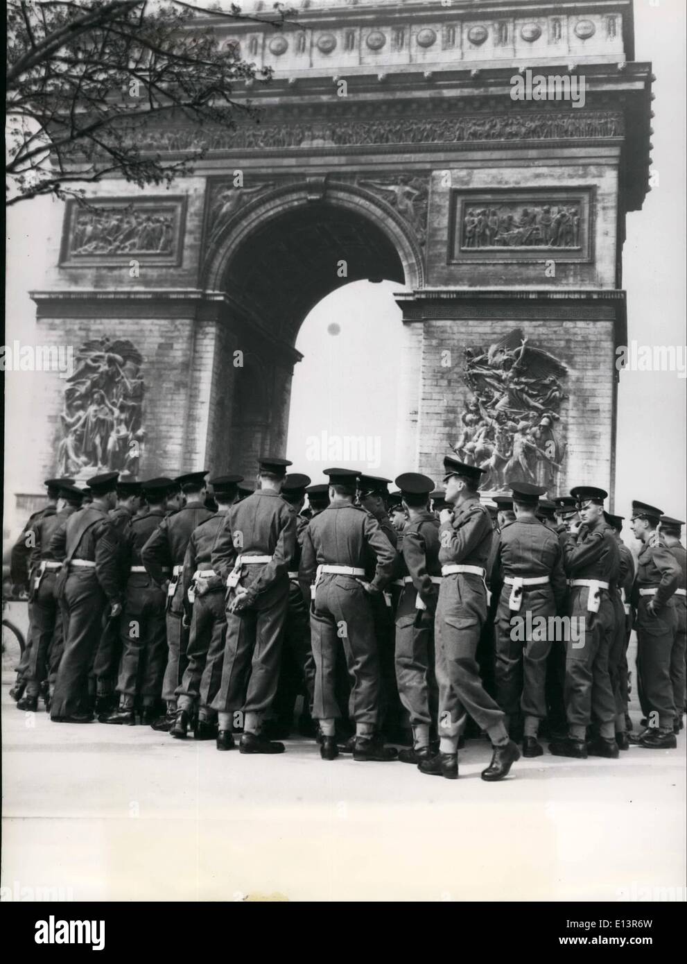 Mar. 22, 2012 - The English soldiers who will participate in the French-British military festival were seen sightseeing in Paris today. Ops.: They are shown here at the Arc de Stock Photo