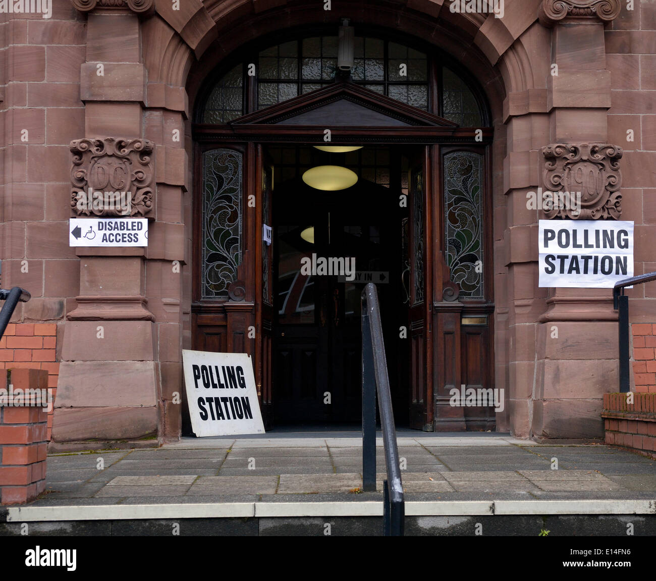 Altrincham, Trafford,  UK  22nd May 2014 The Conservative Party retains its three seat advantage to keep control in Trafford. Local/European Elections Greater Manchester, UK Local/European Elections Greater Manchester, UK Credit:  John Fryer/Alamy Live News Stock Photo