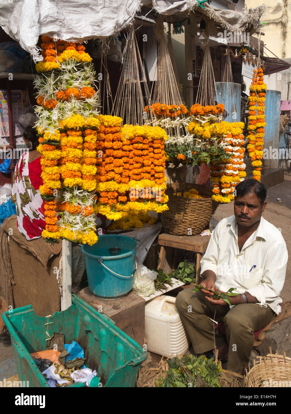India, Mumbai, Fort District, Parsi Bazaar, Garland vendor stringing