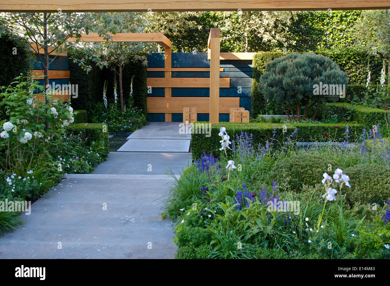 The Extending Space Garden at RHS Chelsea Flower Show 2014 designed by Nicole Fischer and Daniel Auderset Stock Photo